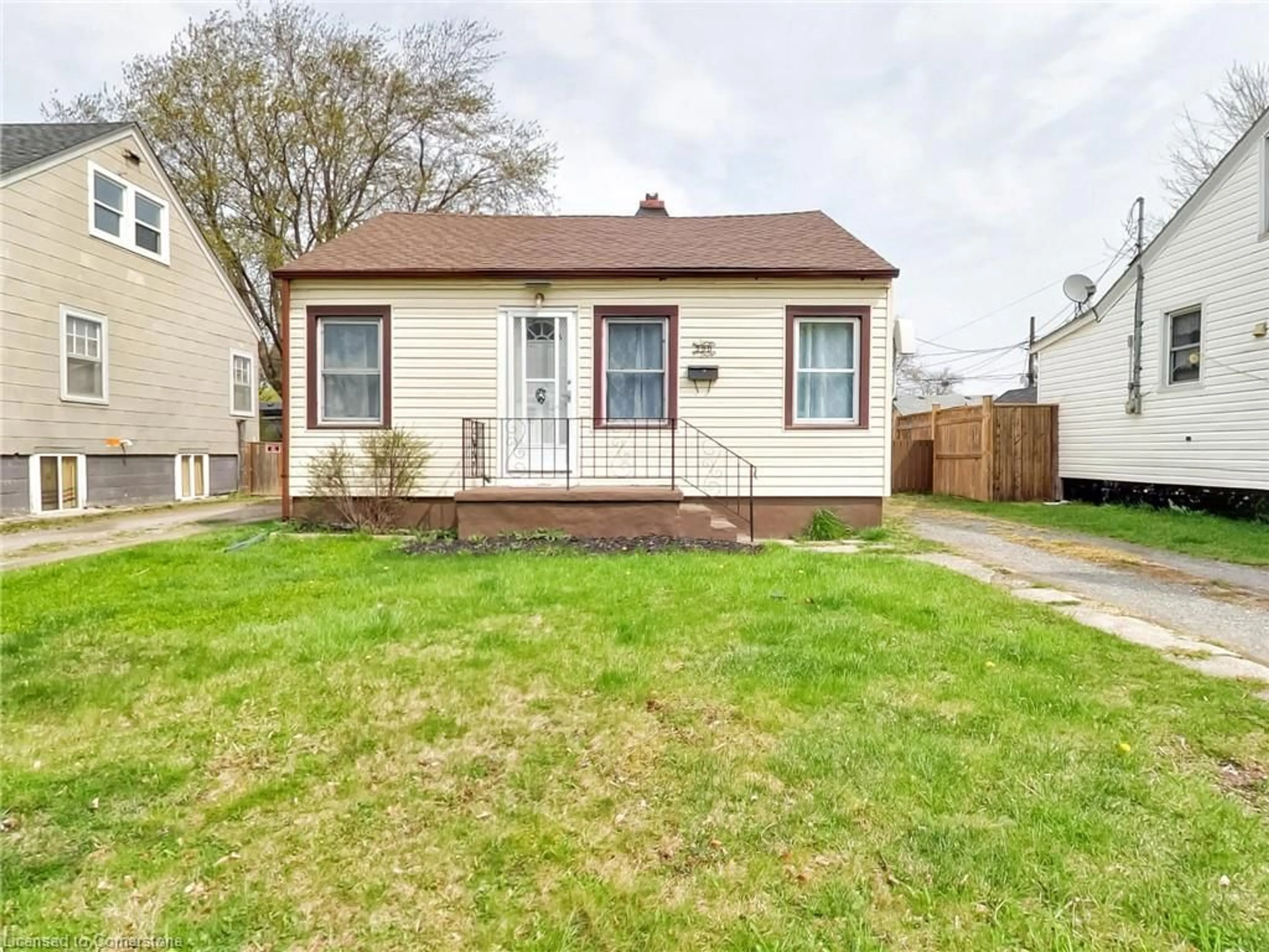 A pic from outside/outdoor area/front of a property/back of a property/a pic from drone, street for 390 Gatfield Ave, Welland Ontario L3B 5B2