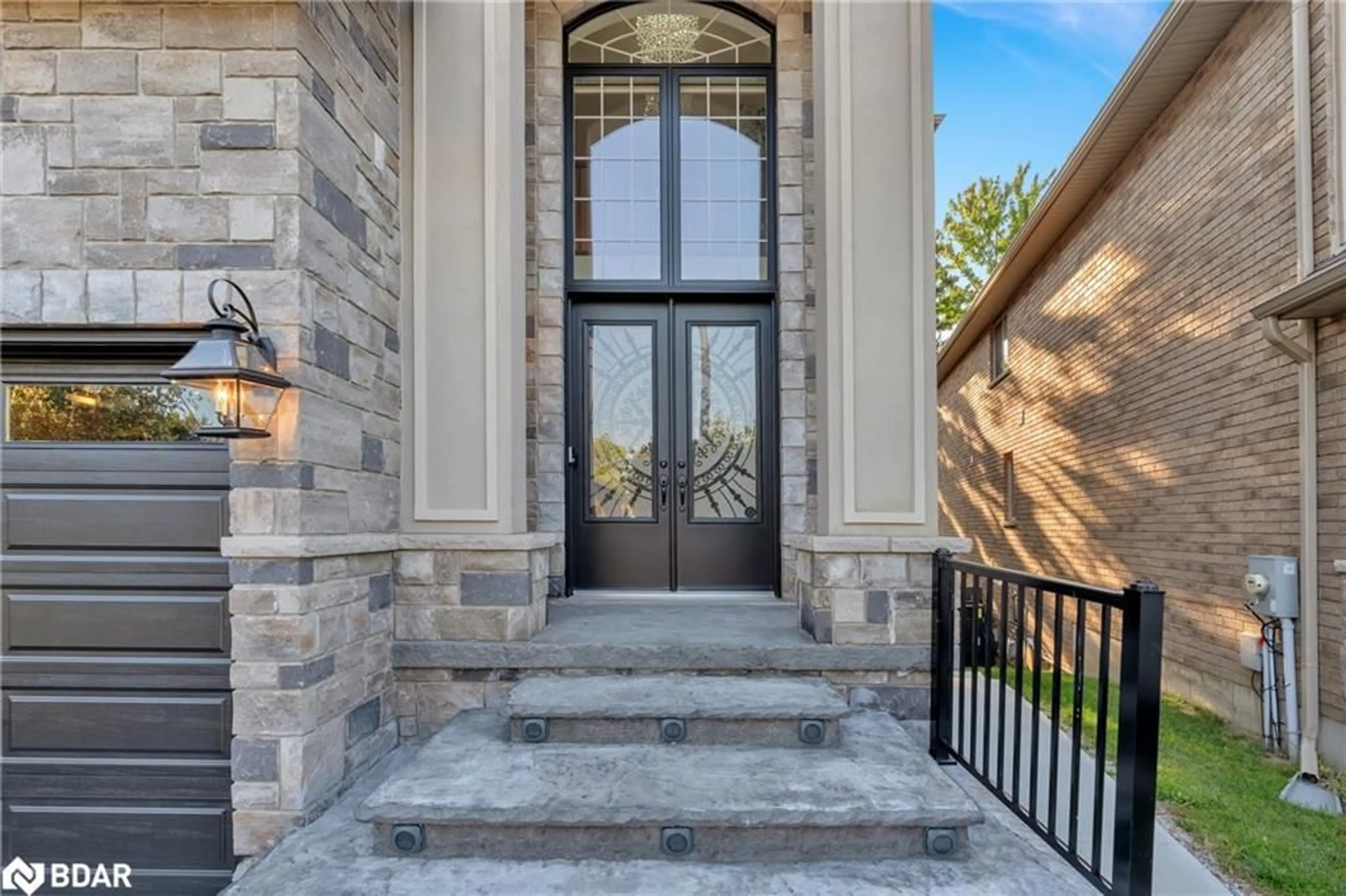Indoor entryway for 47 Lorupe Crt, Ancaster Ontario L8G 0B4
