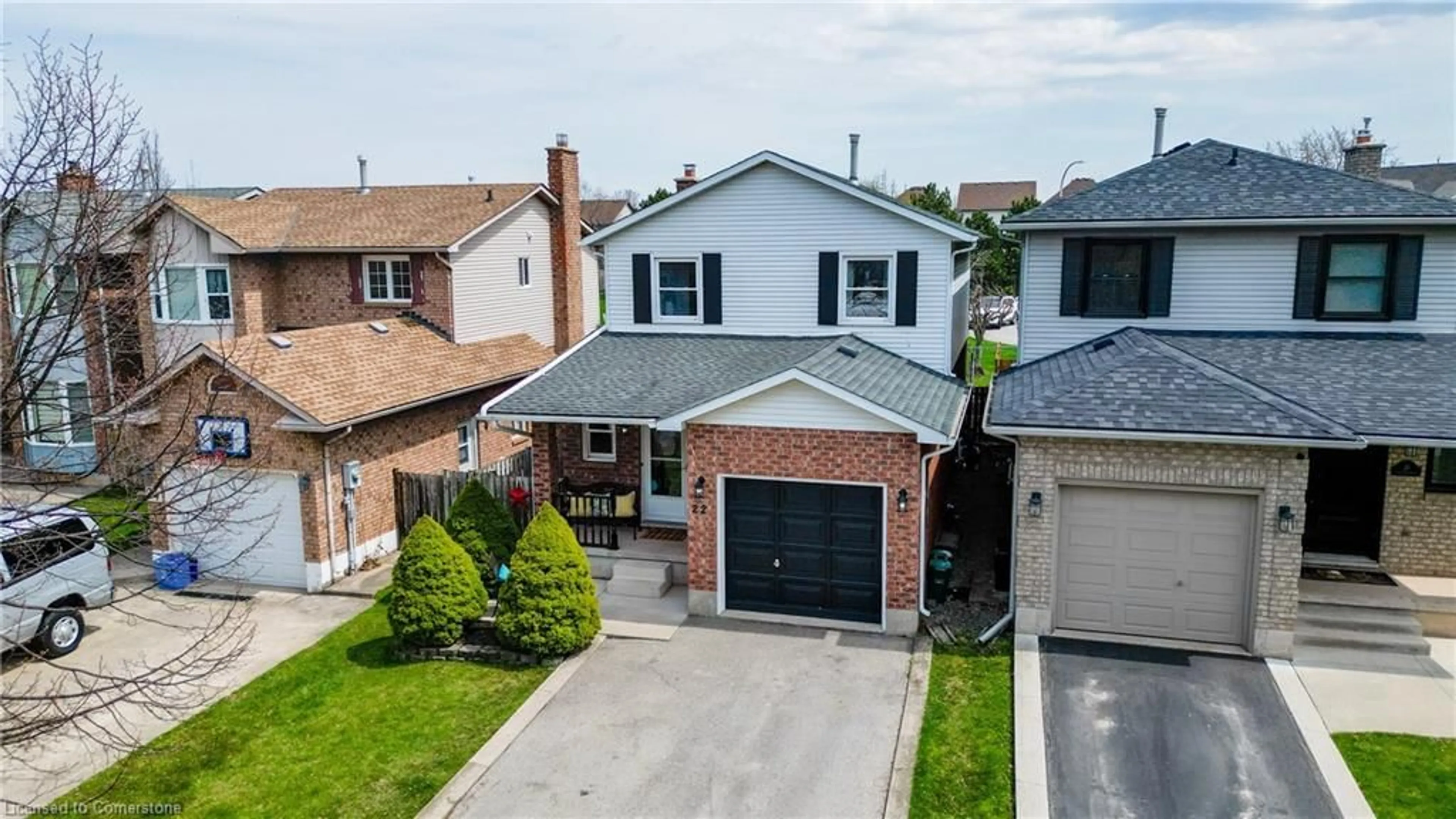 A pic from outside/outdoor area/front of a property/back of a property/a pic from drone, street for 22 Tomahawk Dr, Grimsby Ontario L3M 5G4