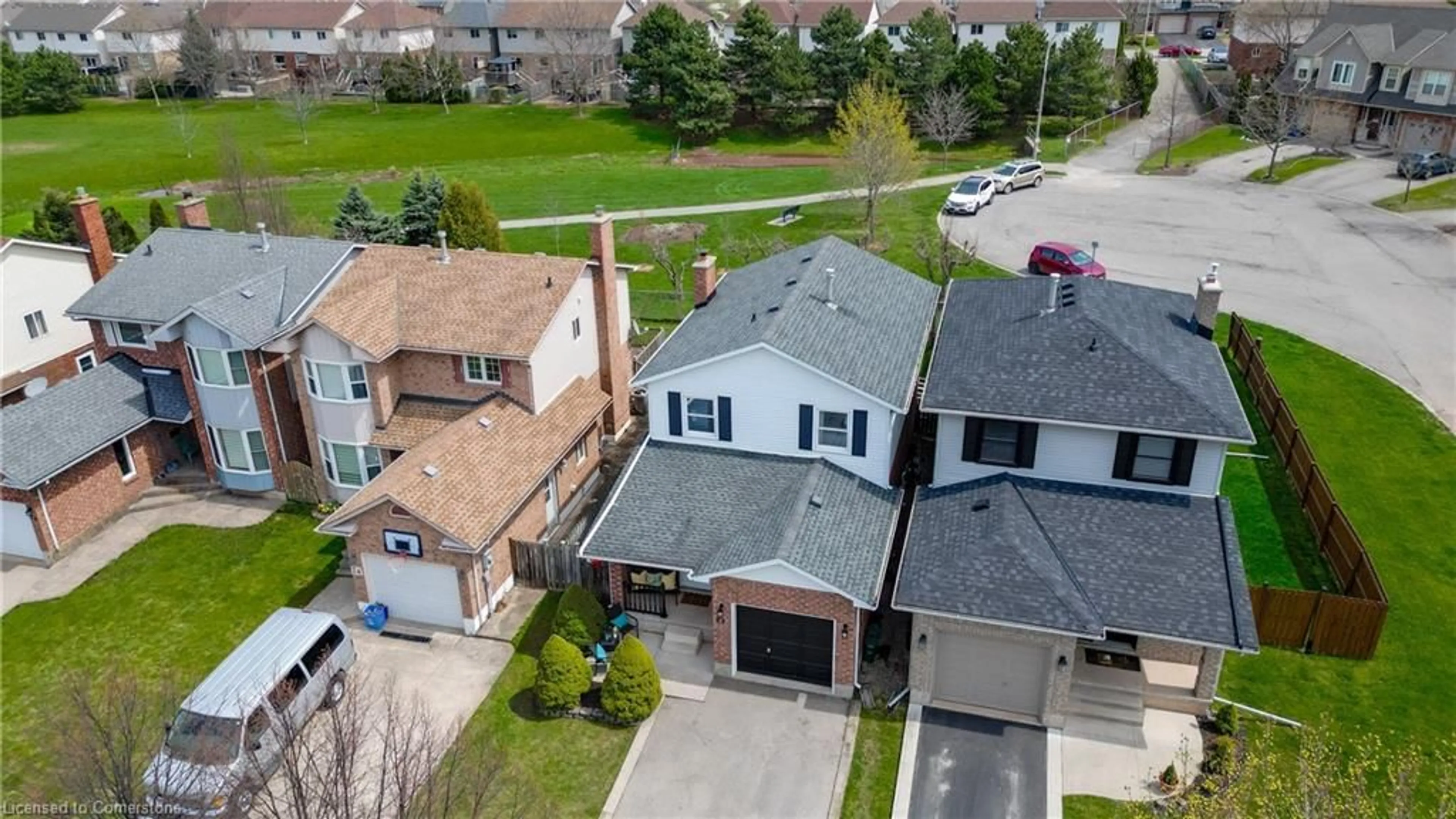 A pic from outside/outdoor area/front of a property/back of a property/a pic from drone, street for 22 Tomahawk Dr, Grimsby Ontario L3M 5G4