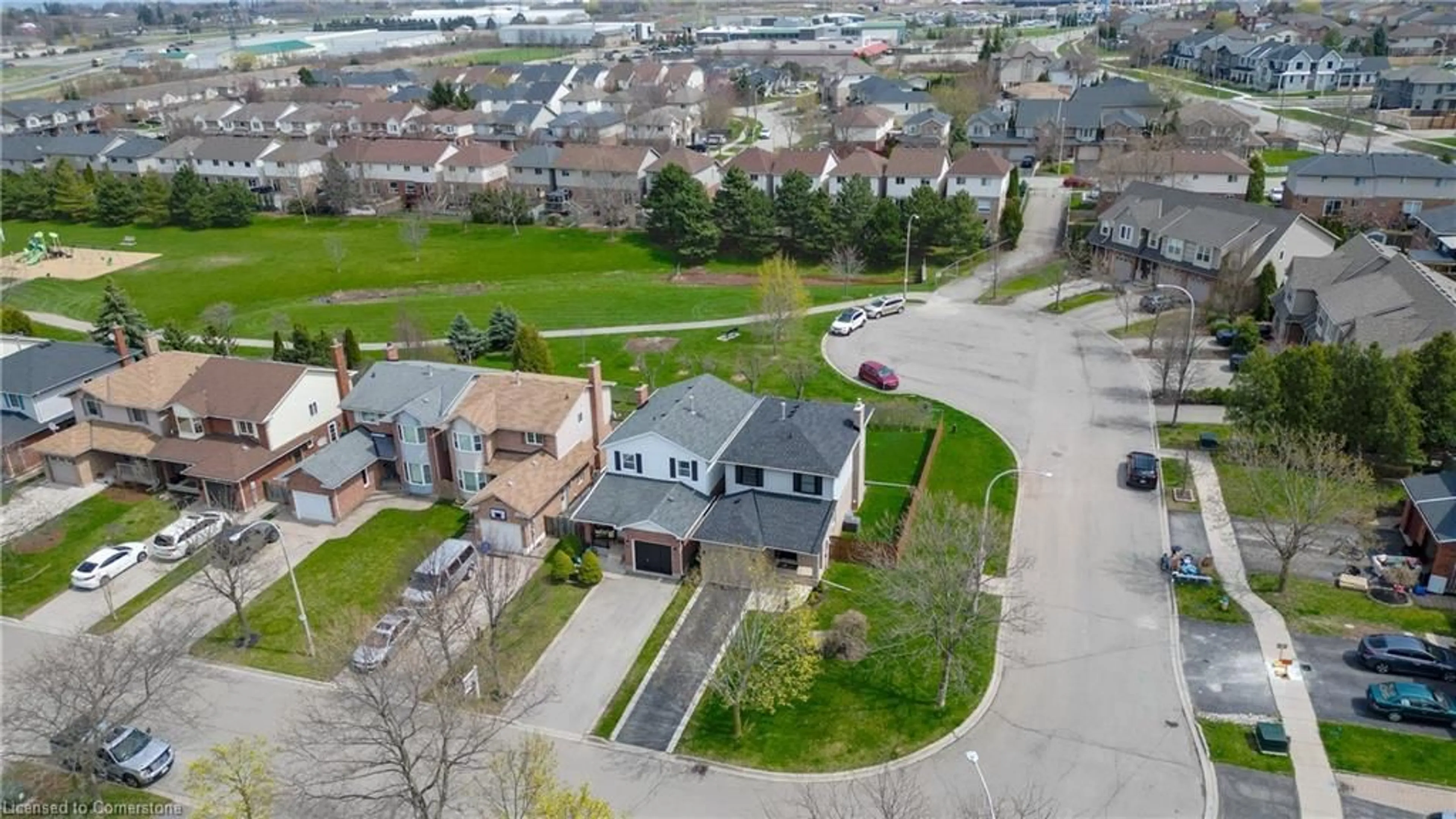 A pic from outside/outdoor area/front of a property/back of a property/a pic from drone, street for 22 Tomahawk Dr, Grimsby Ontario L3M 5G4
