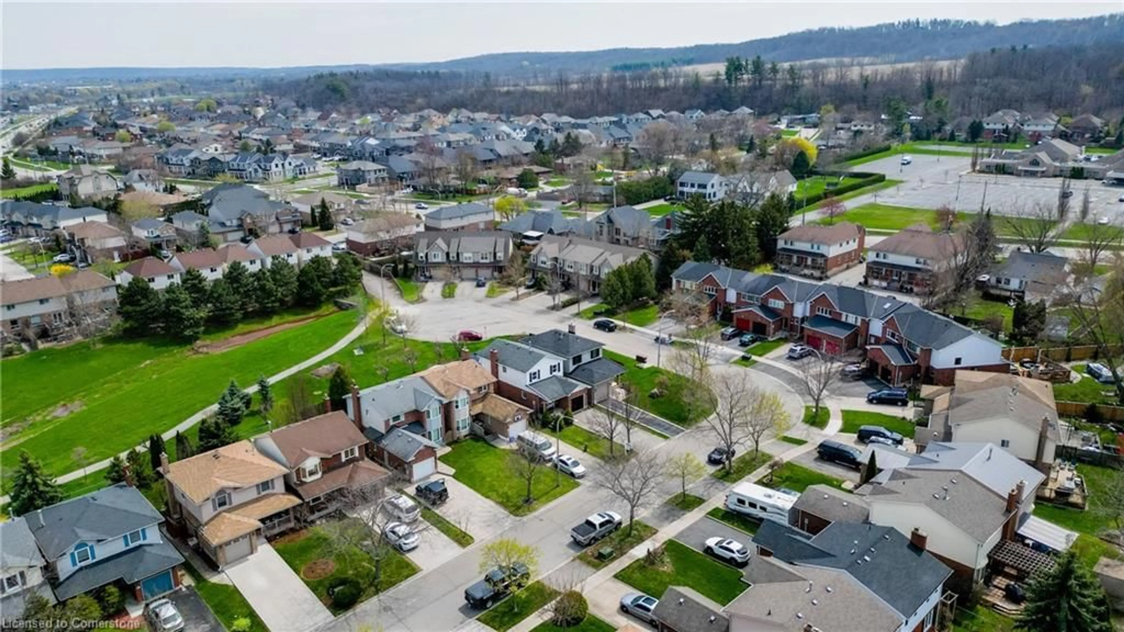 A pic from outside/outdoor area/front of a property/back of a property/a pic from drone, street for 22 Tomahawk Dr, Grimsby Ontario L3M 5G4