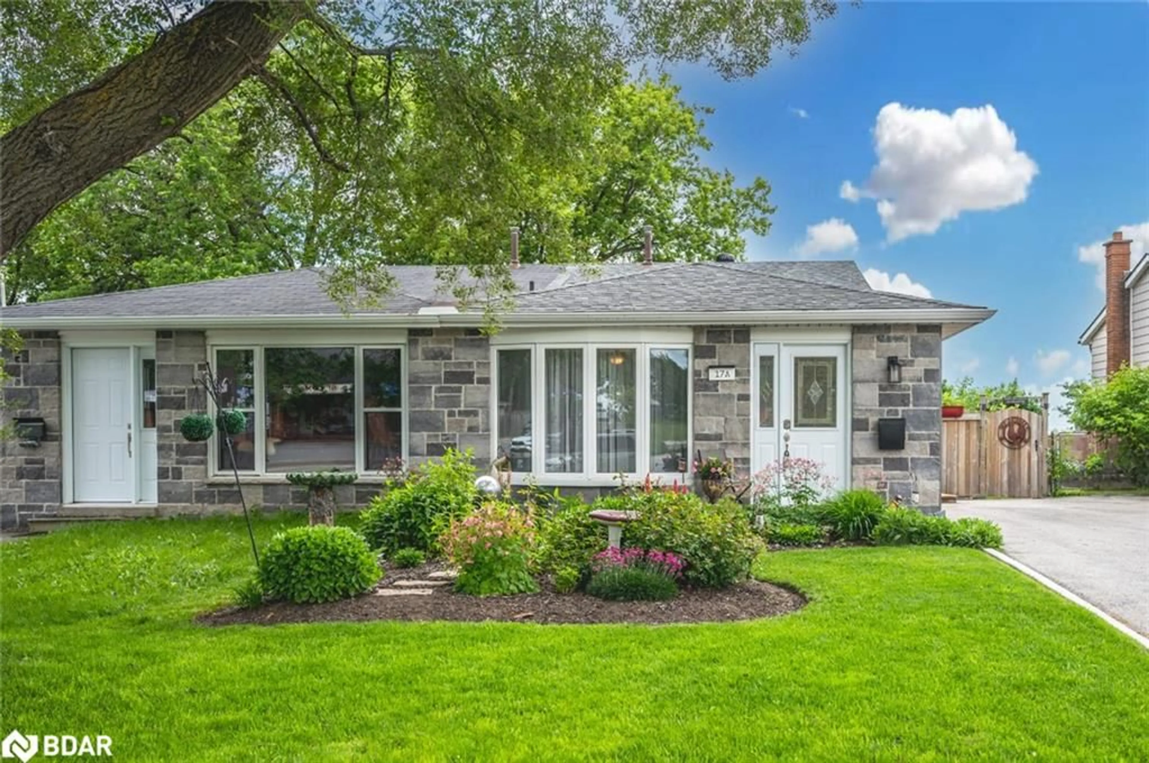 Home with vinyl exterior material, street for 17A Cundles Rd, Barrie Ontario L4M 5L1