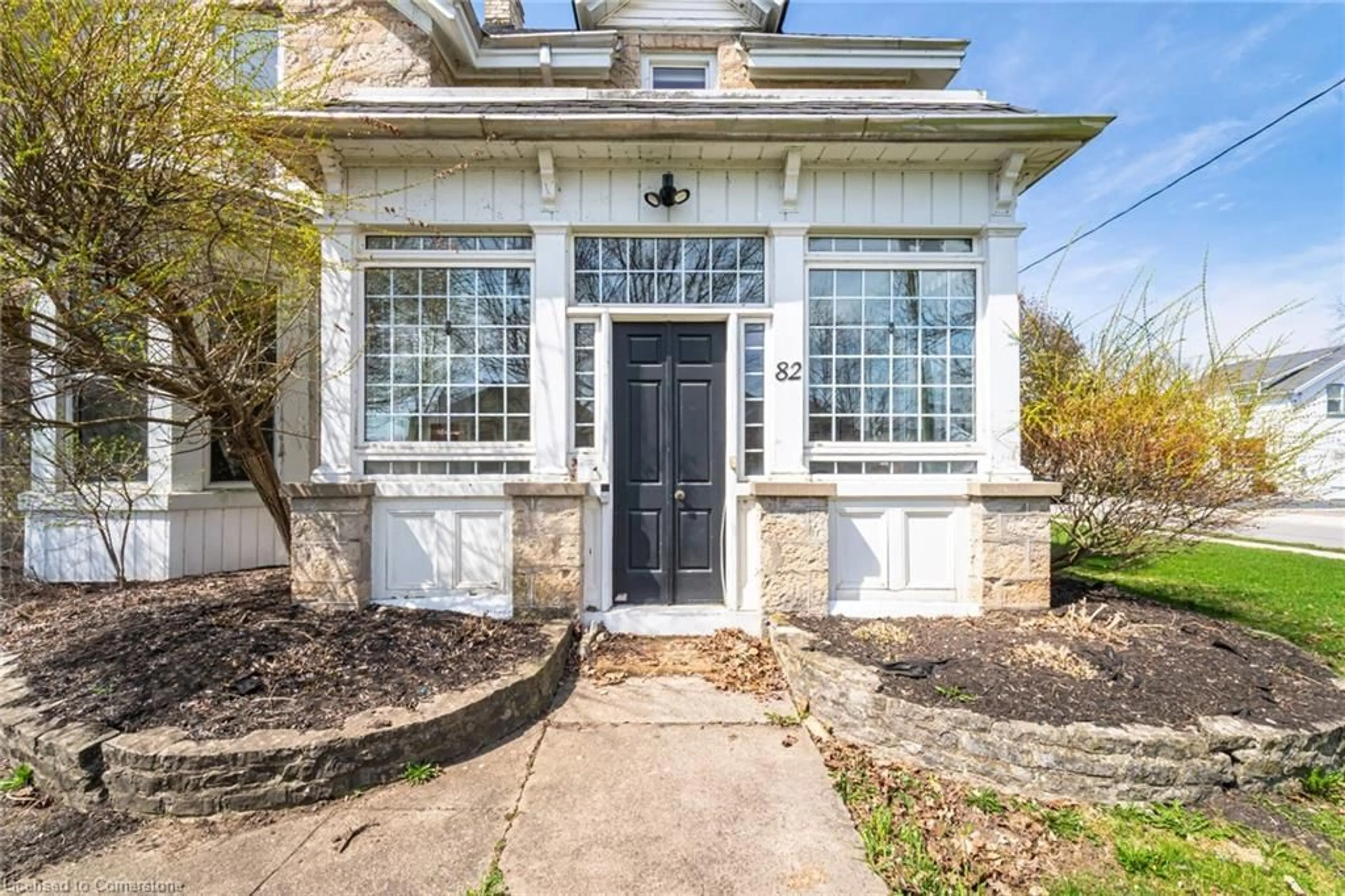 Indoor entryway for 82 Glenmorris St, Cambridge Ontario N1S 2Y7