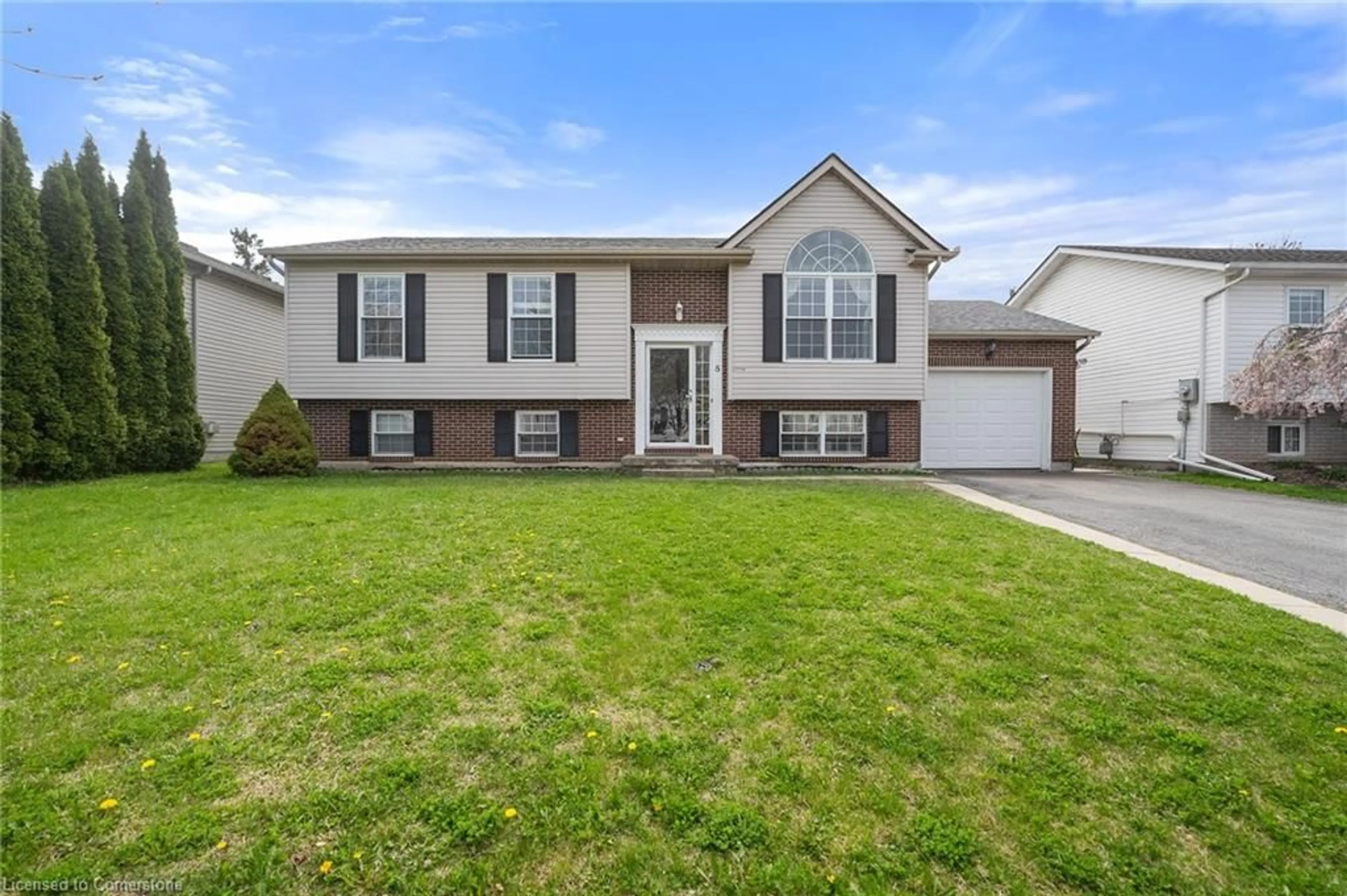 Home with vinyl exterior material, street for 8 Windle Village Cres, Thorold Ontario L2V 4Z6