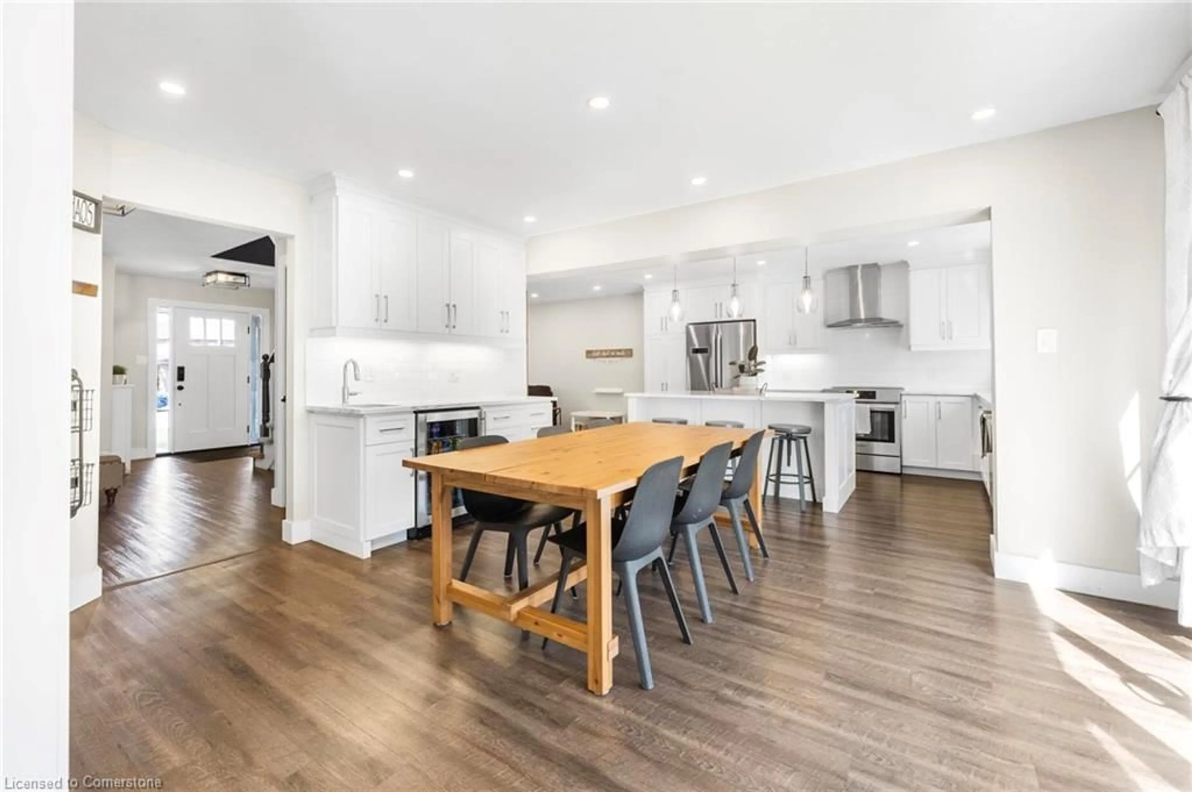 Open concept kitchen, wood/laminate floor for 40 Stock Crt, Cambridge Ontario N3C 3R5