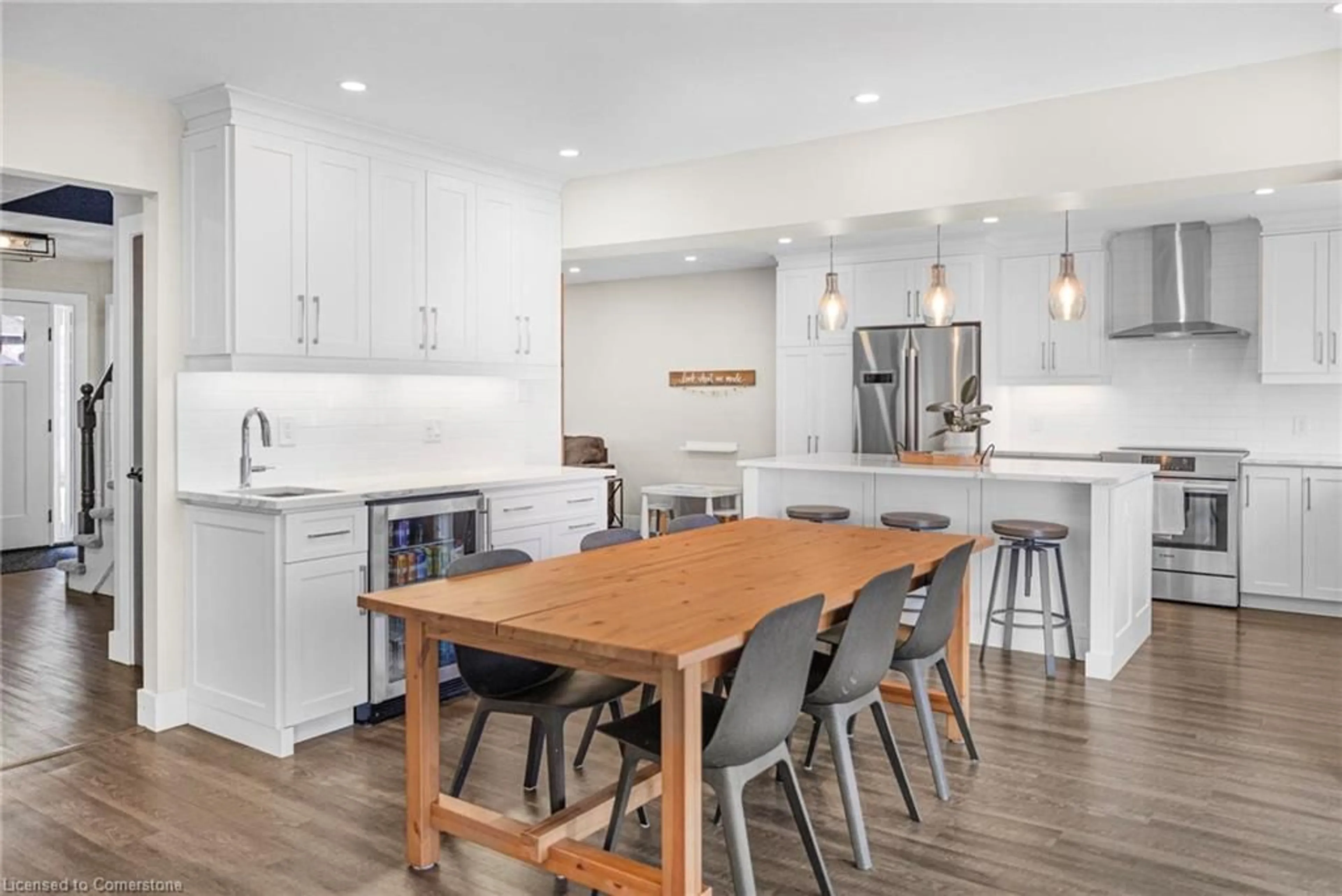 Open concept kitchen, wood/laminate floor for 40 Stock Crt, Cambridge Ontario N3C 3R5