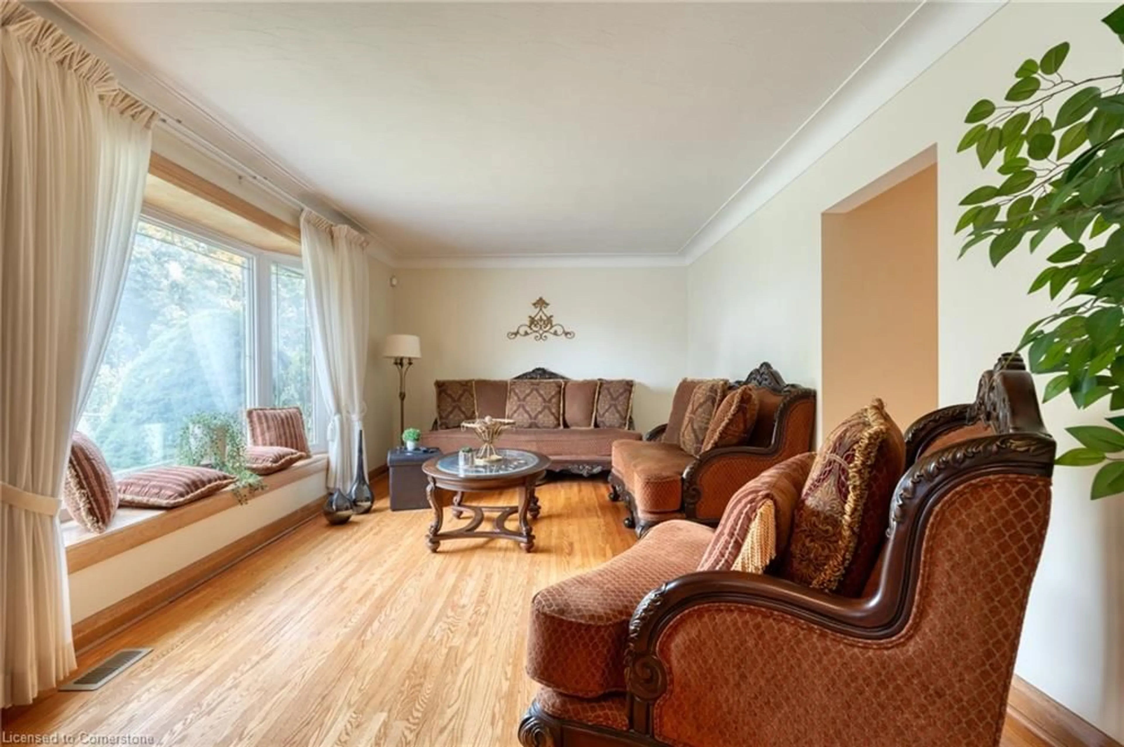 Living room with furniture, wood/laminate floor for 182 West 23rd St, Hamilton Ontario L9C 4V9