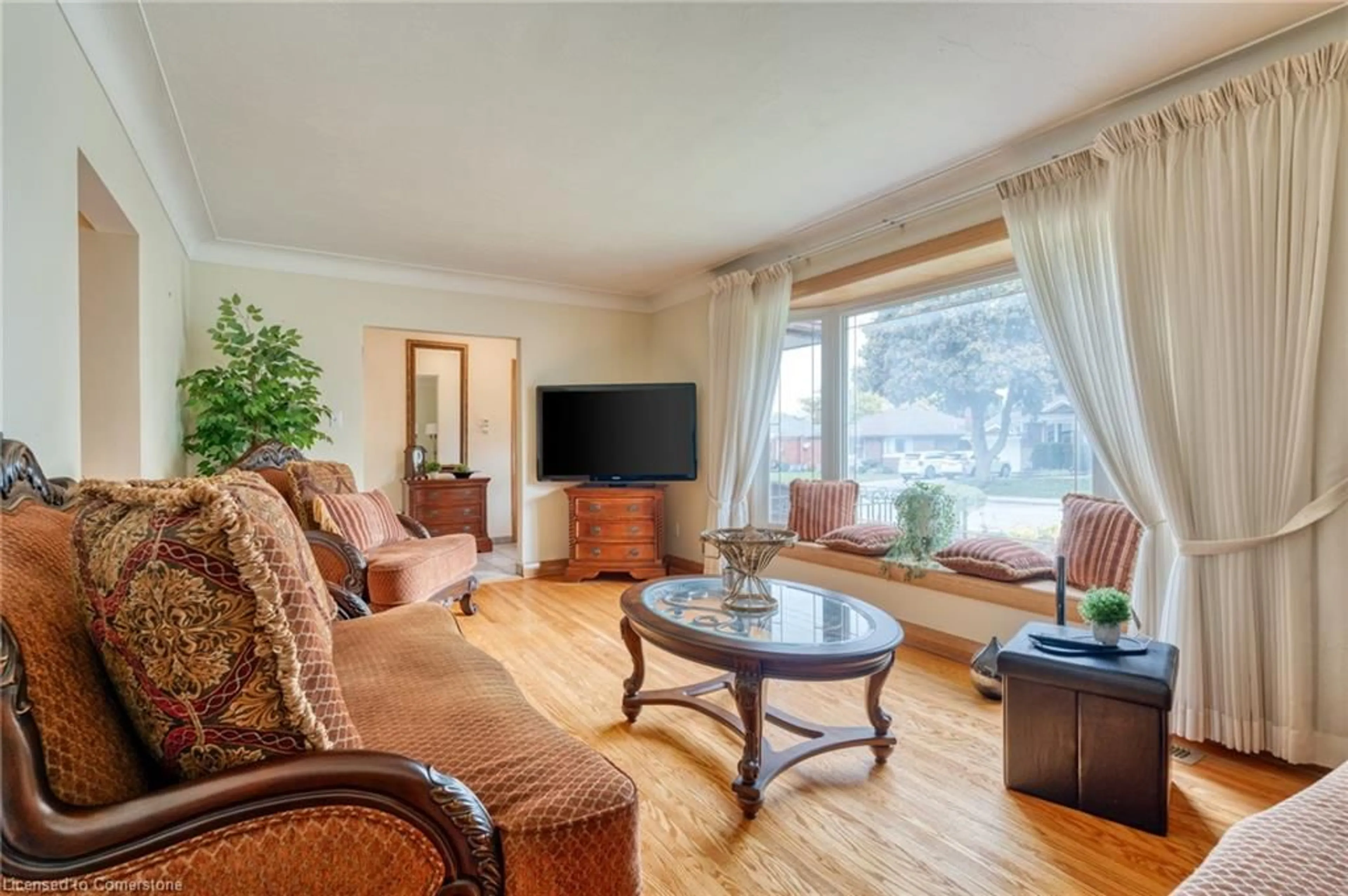 Living room with furniture, wood/laminate floor for 182 West 23rd St, Hamilton Ontario L9C 4V9