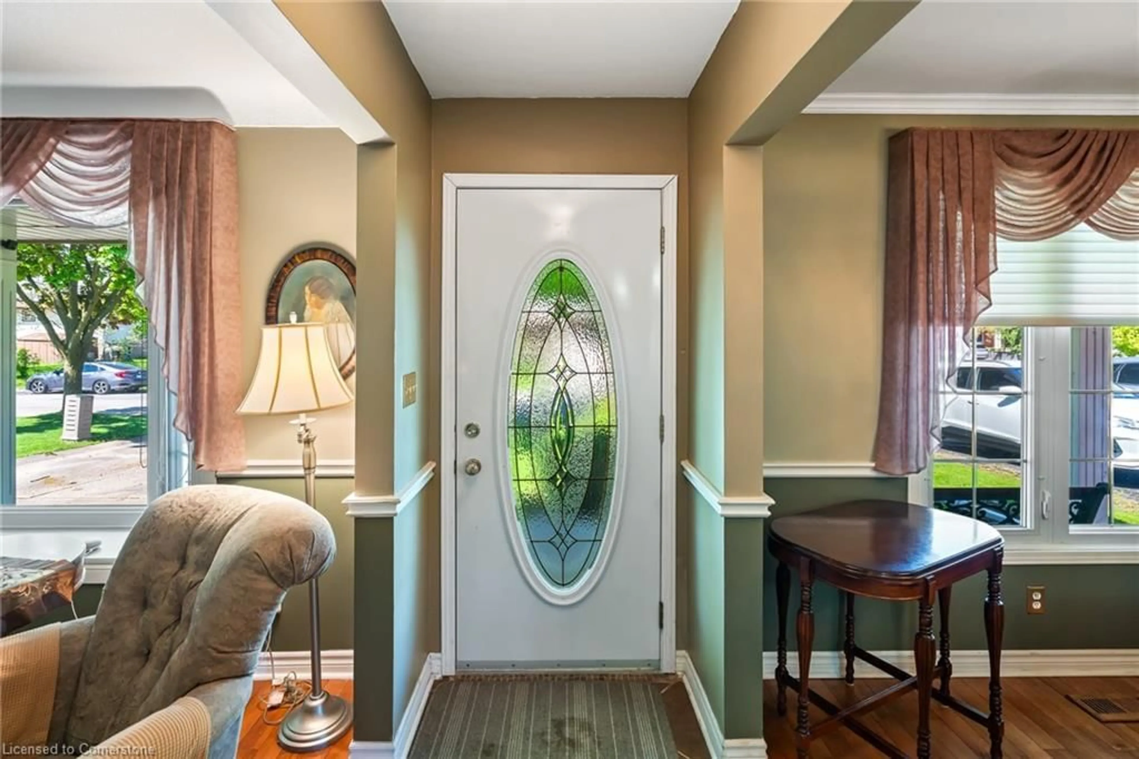 Indoor entryway for 8 Dolly Cir, St. Catharines Ontario L2P 3T2