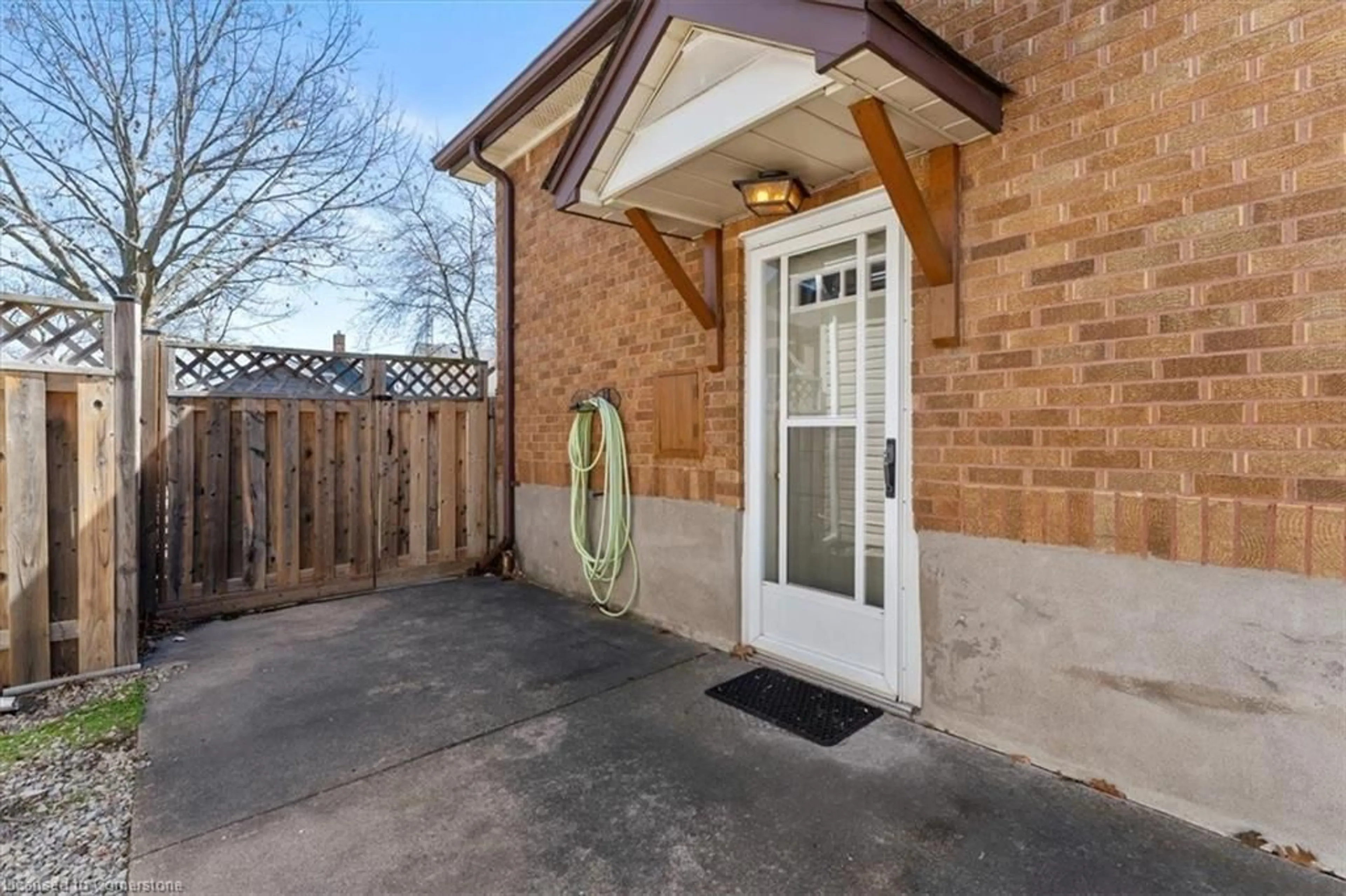Indoor entryway for 26 Elberta St, St. Catharines Ontario L2M 5M5