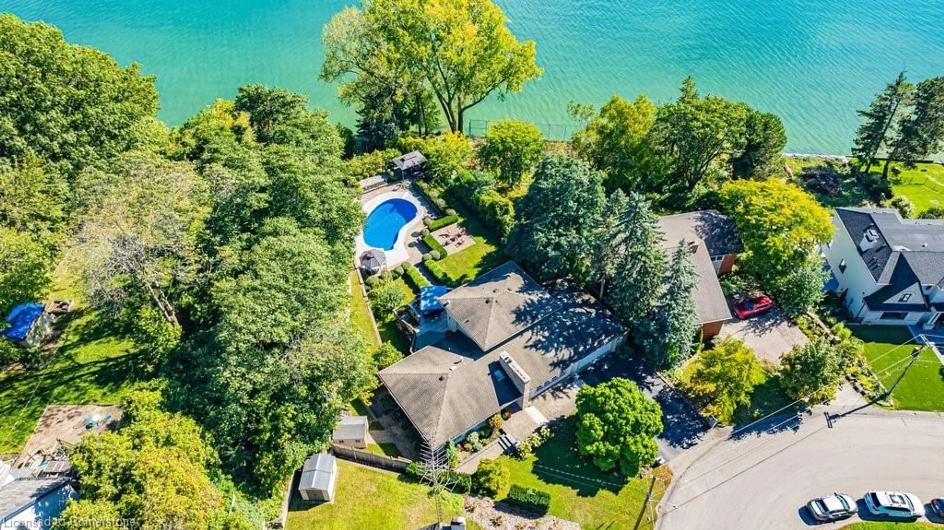 A pic from outside/outdoor area/front of a property/back of a property/a pic from drone, water/lake/river/ocean view for 822 Danforth Pl, Burlington Ontario L7T 1S2