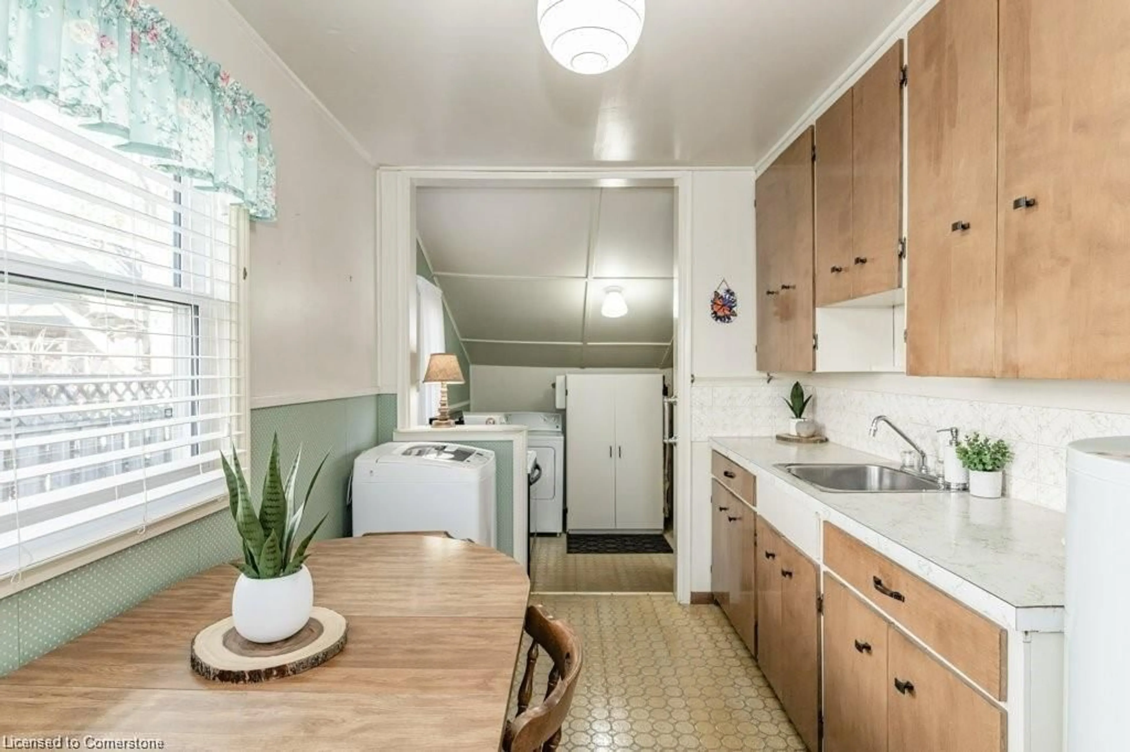 Standard kitchen, unknown for 43 Munn St, Hamilton Ontario L8V 1K1