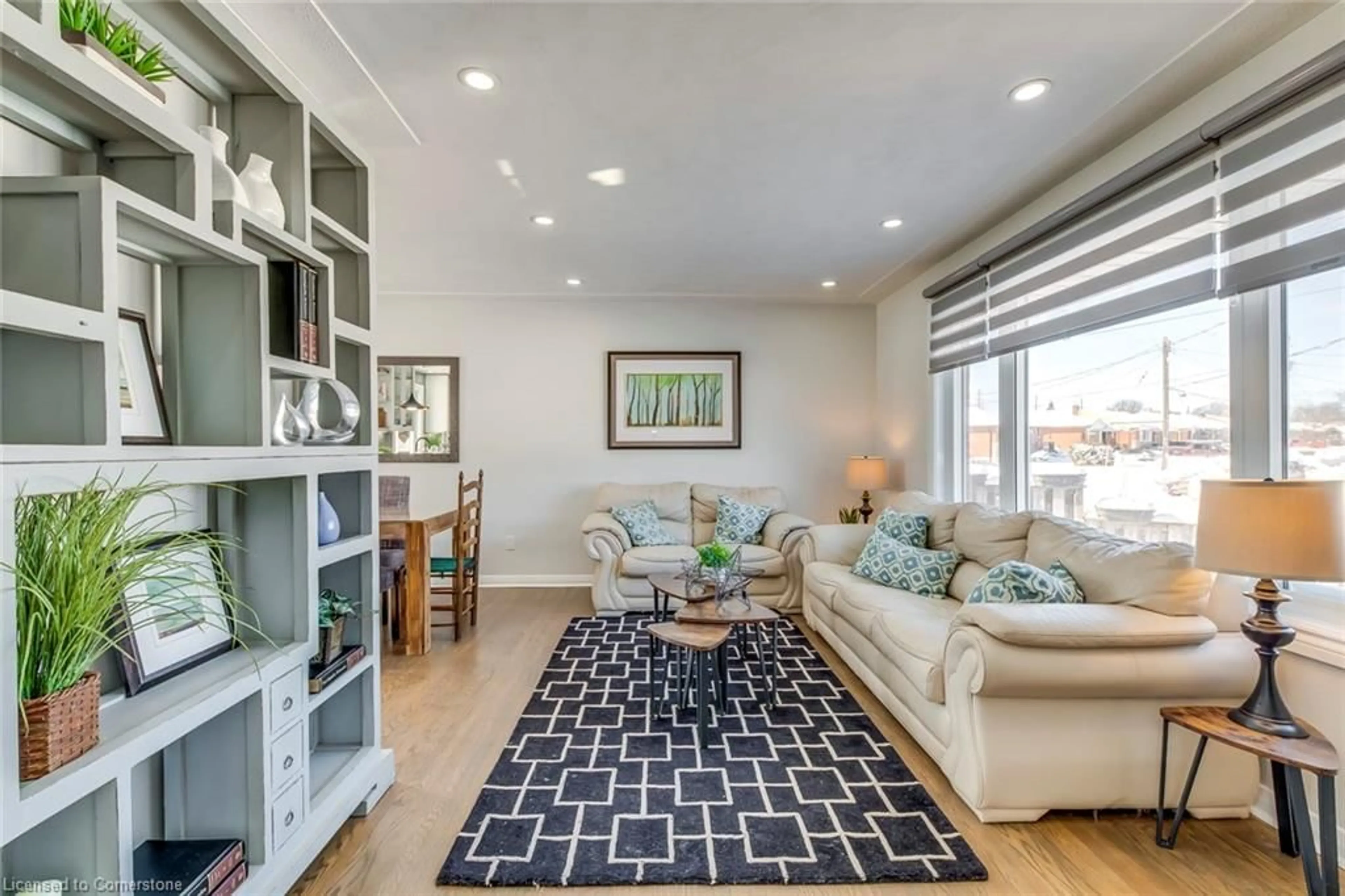 Living room with furniture, unknown for 99 Winchester Blvd, Hamilton Ontario L8T 2M9