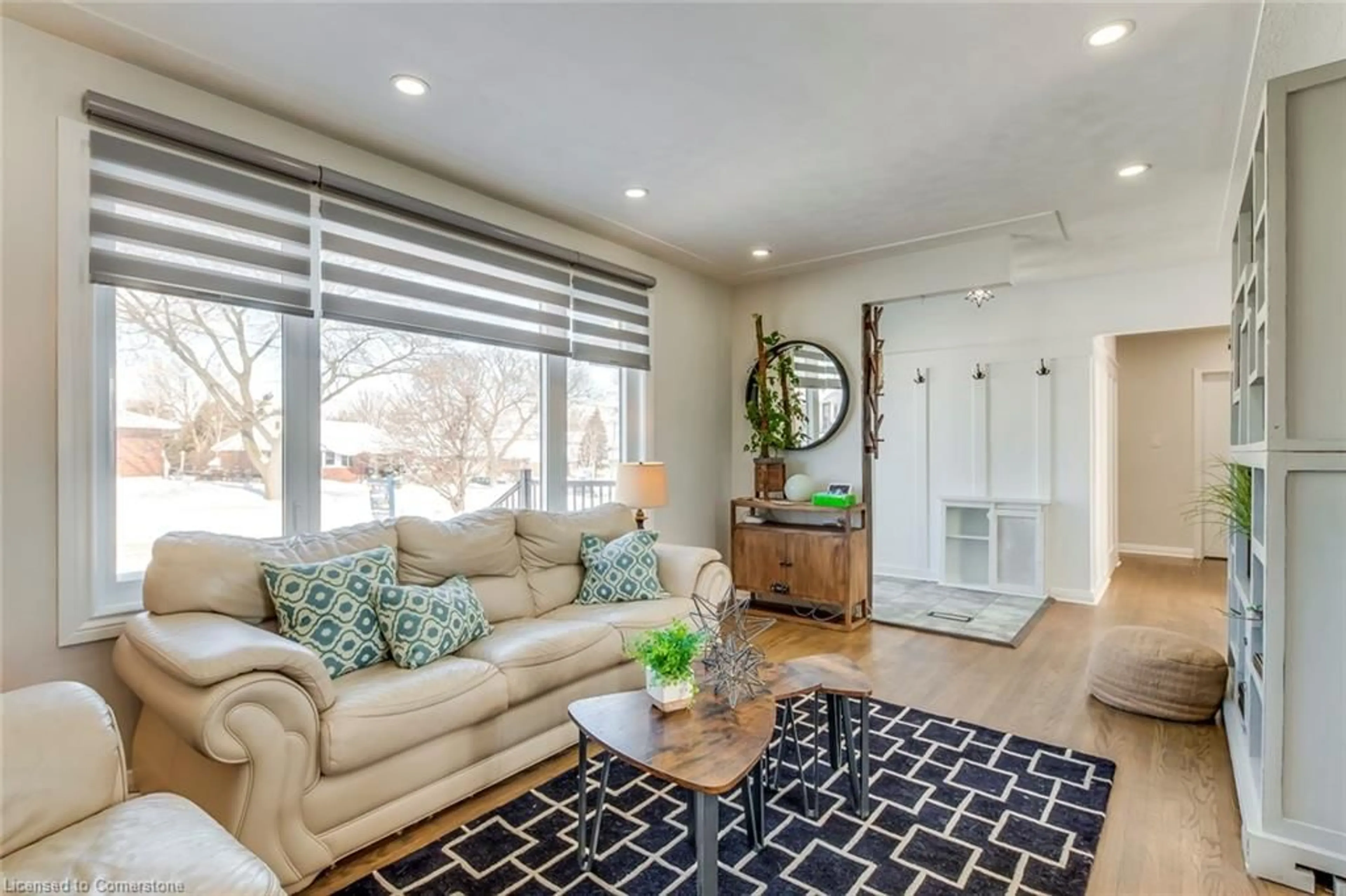 Living room with furniture, unknown for 99 Winchester Blvd, Hamilton Ontario L8T 2M9