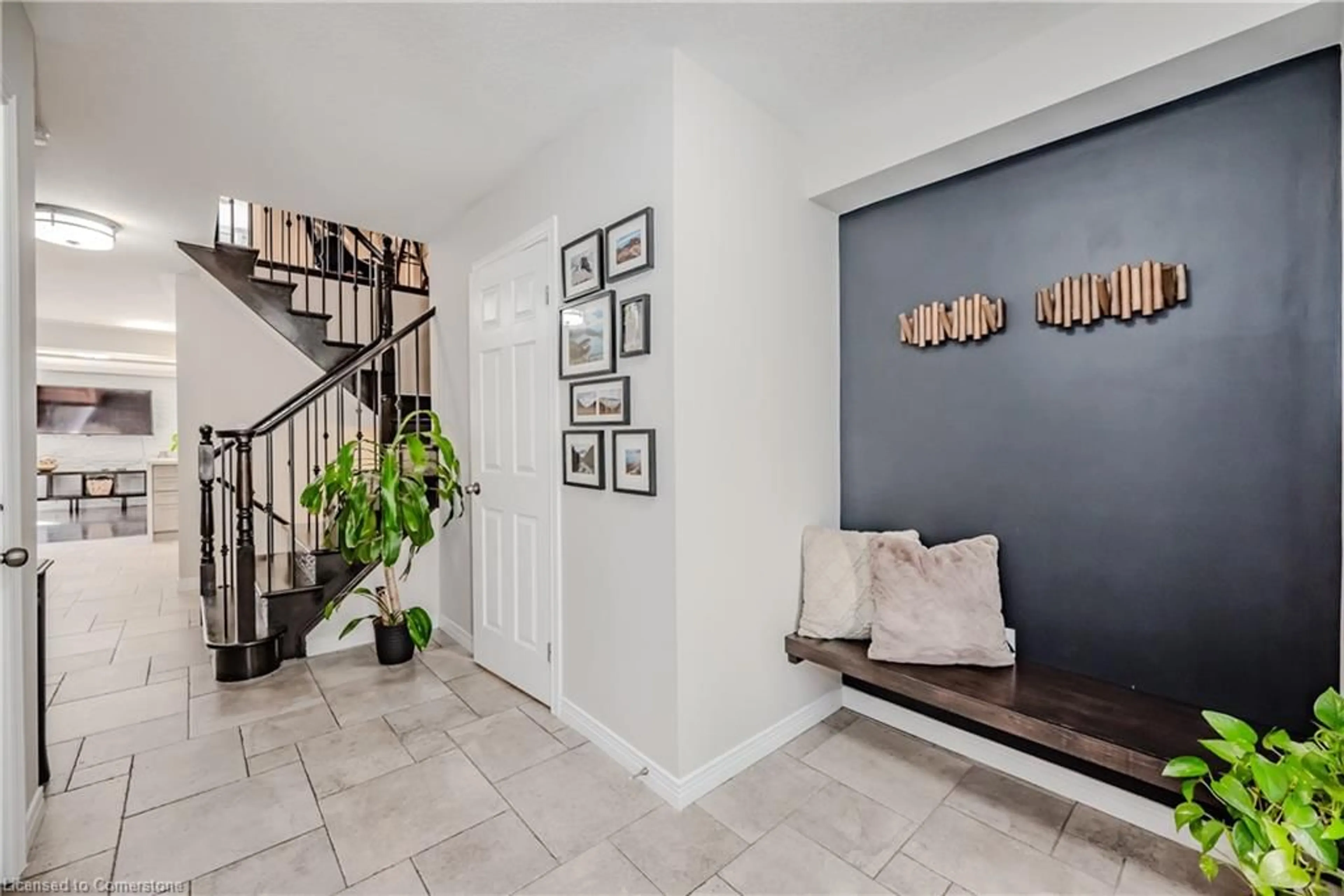 Indoor entryway for 54 Geranium Ave, Hamilton Ontario L0R 1P0