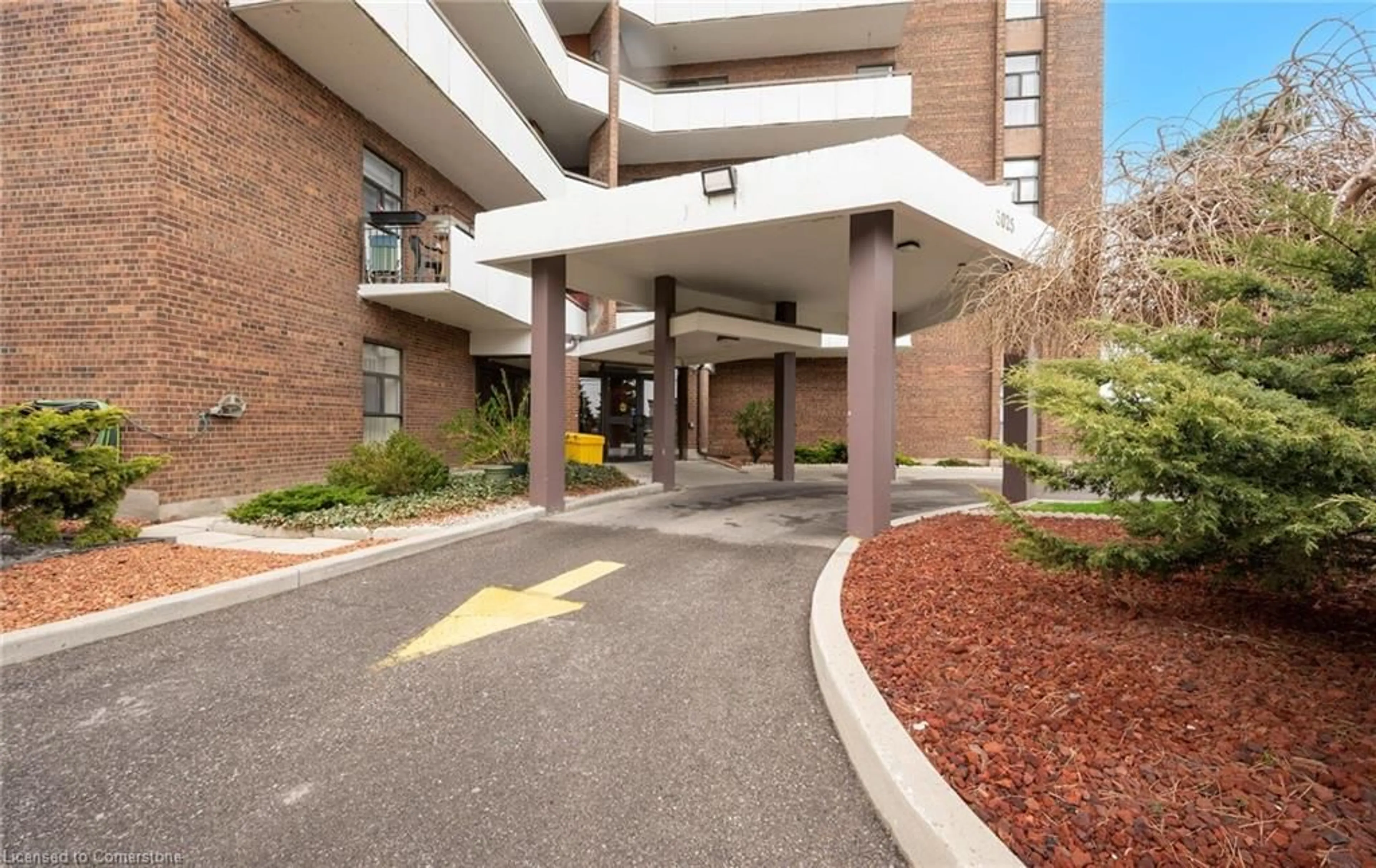 Indoor foyer for 3025 Queen Frederica Dr #201, Mississauga Ontario L5R 3E7