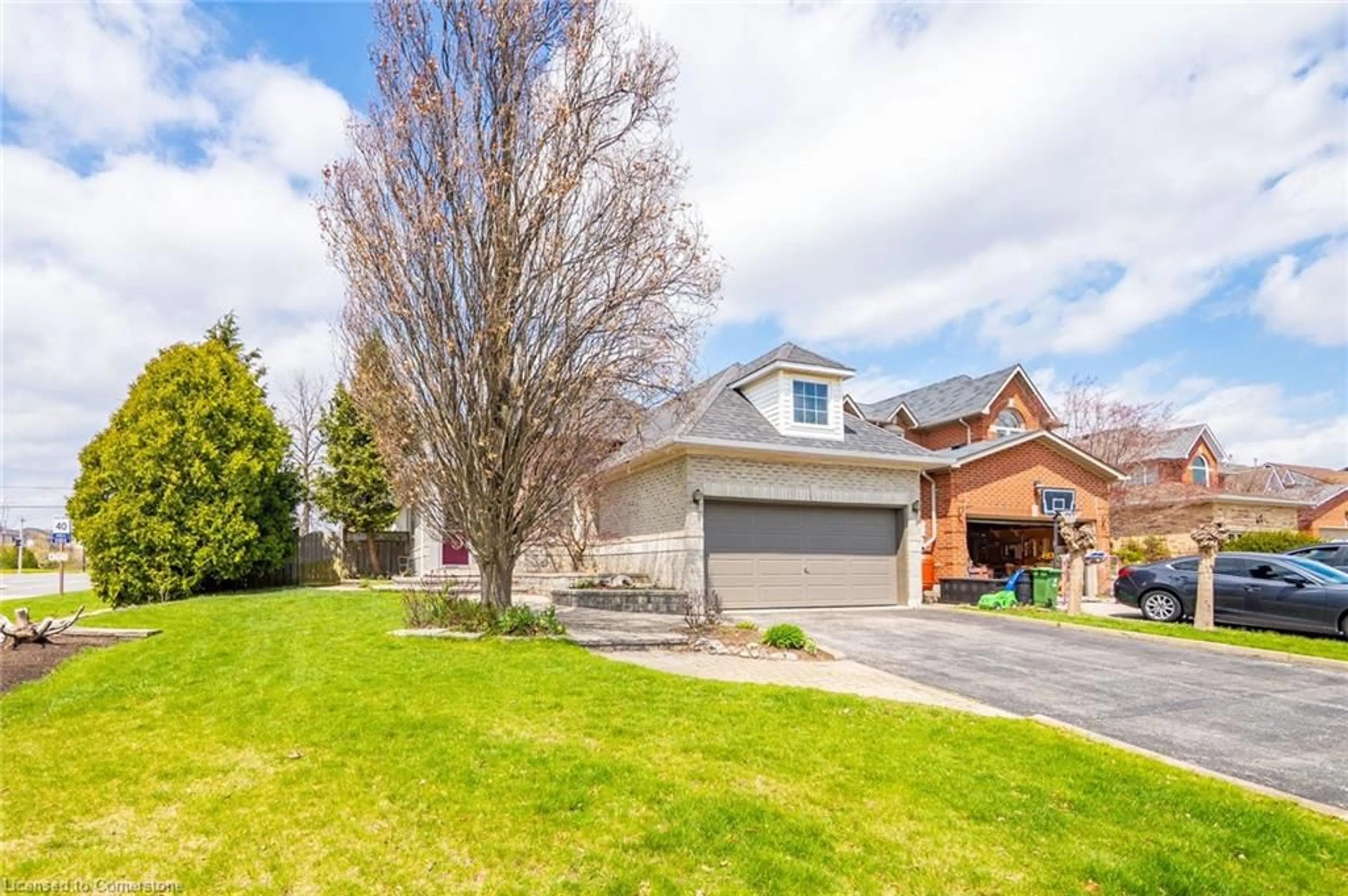 Unknown for 1 Strathroy Cres, Waterdown Ontario L8B 0N5