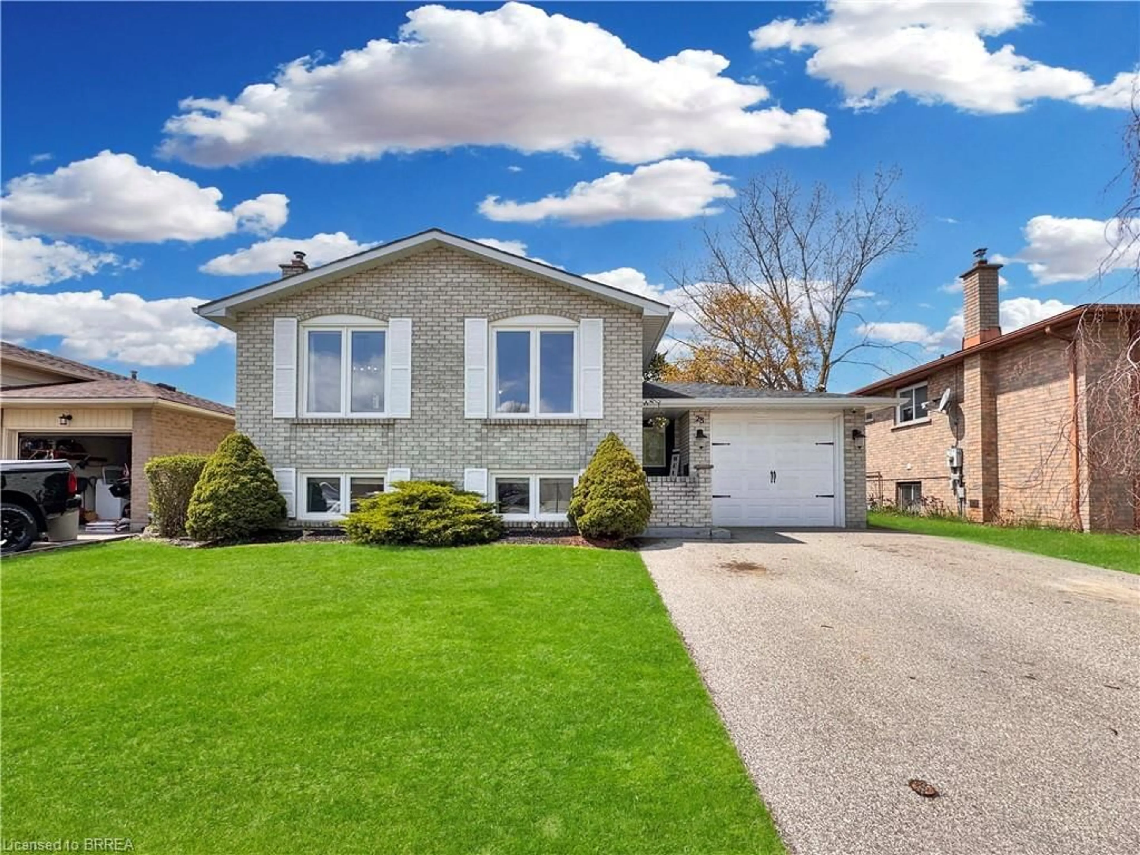 Home with vinyl exterior material, street for 28 Dante Cres, Brantford Ontario N3P 1B8