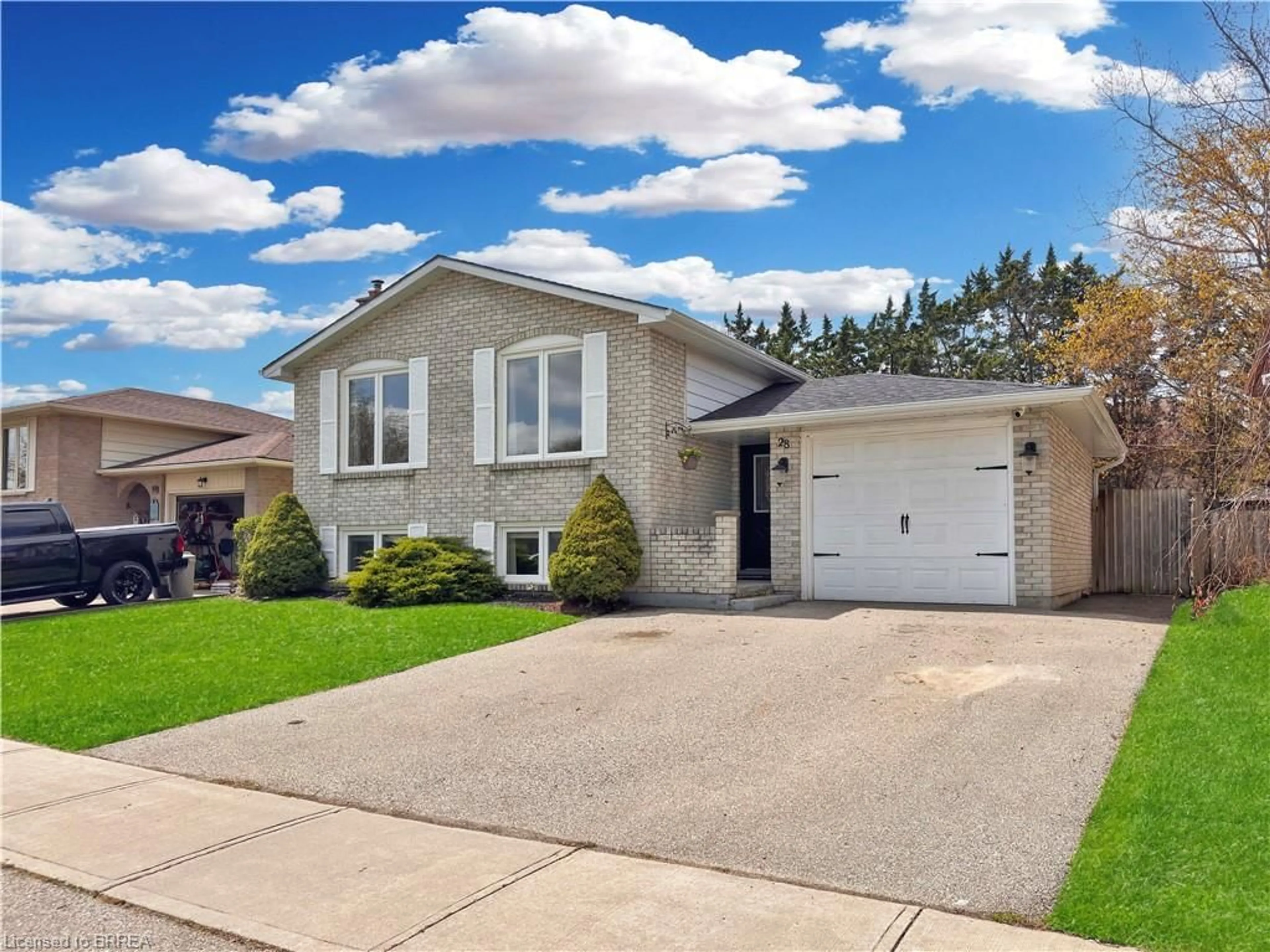 Home with vinyl exterior material, street for 28 Dante Cres, Brantford Ontario N3P 1B8