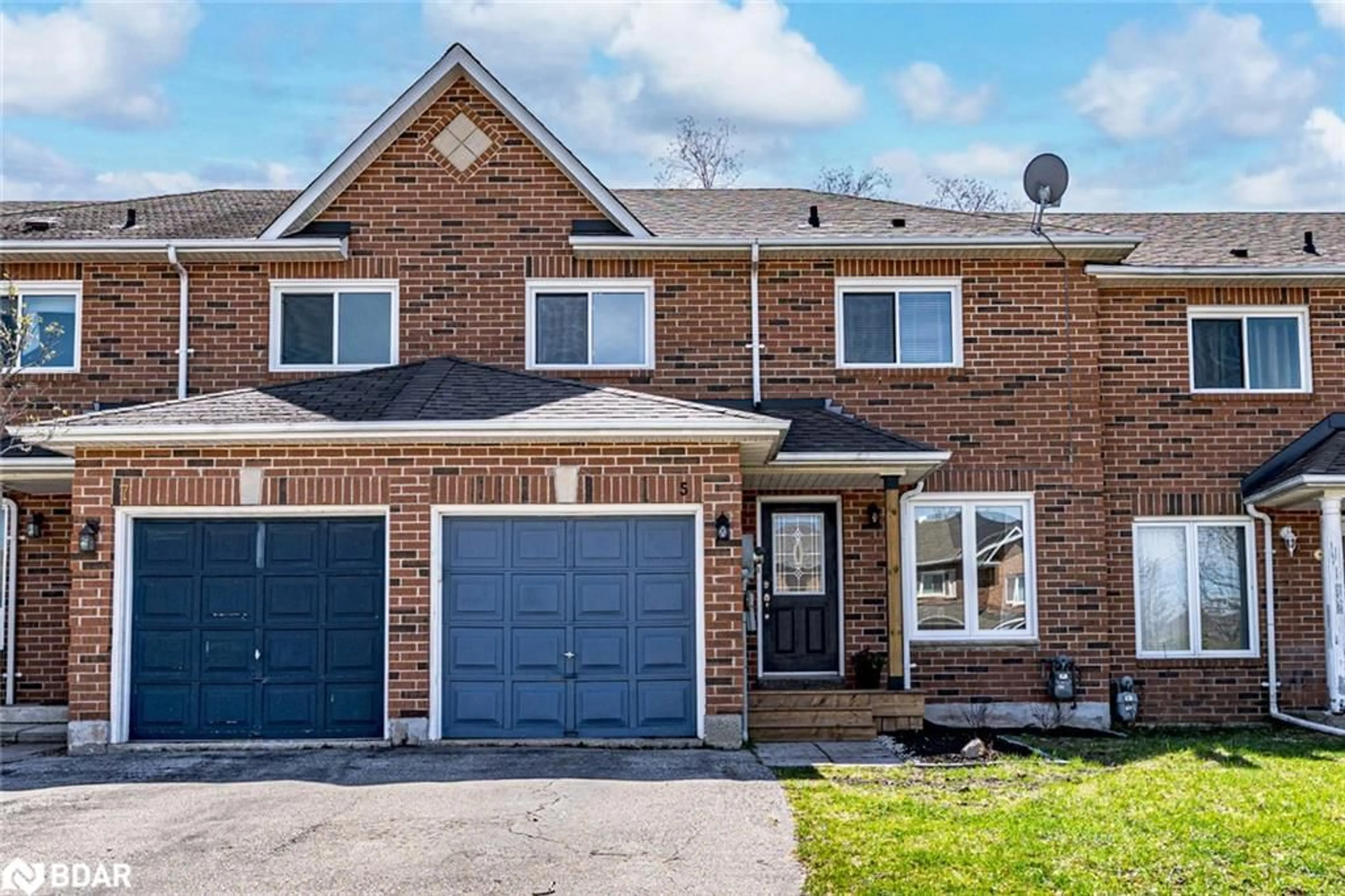 Home with brick exterior material, street for 5 Lyfytt Cres, Barrie Ontario L4N 7X4