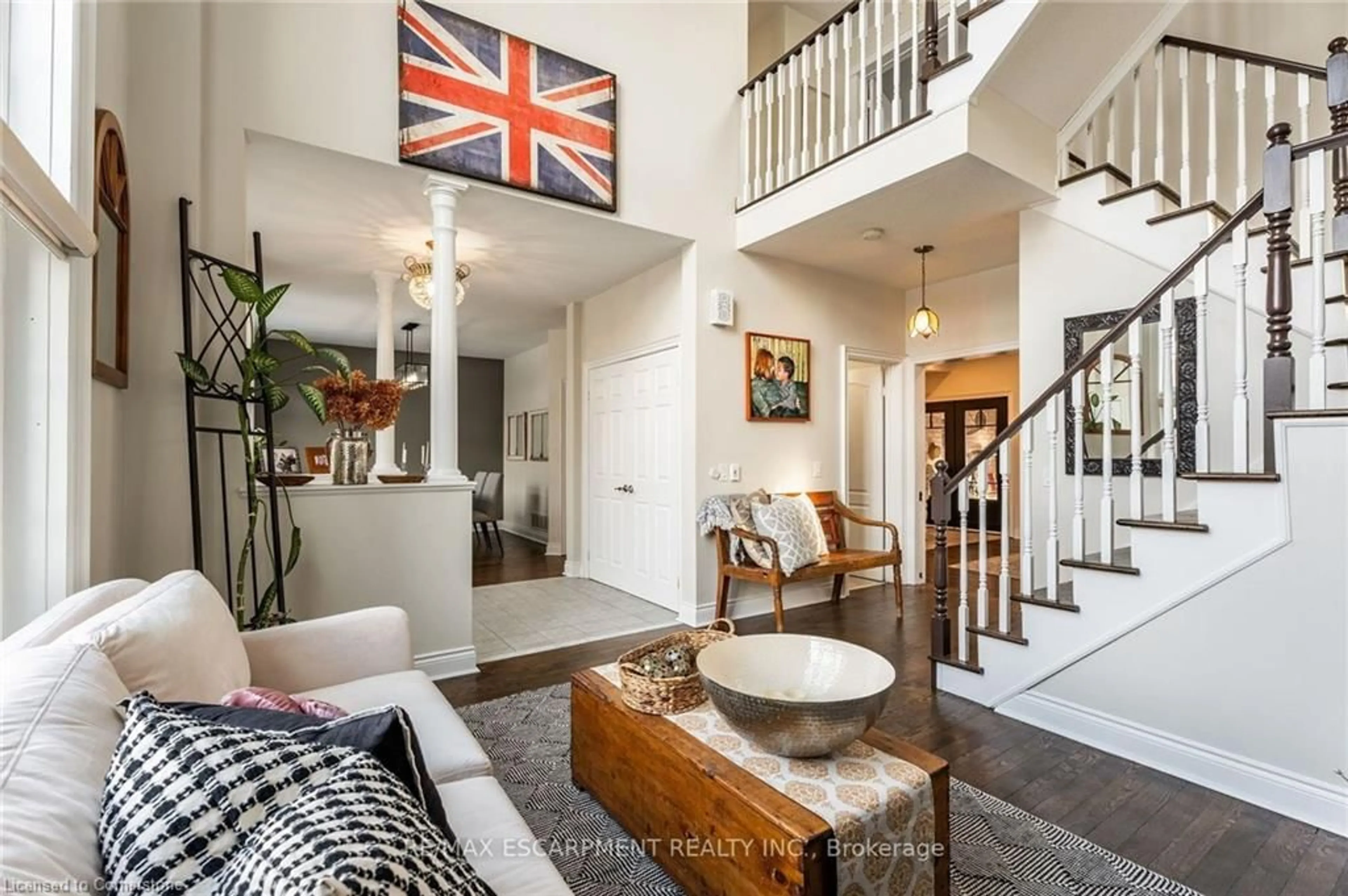 Indoor entryway for 154 Westchester Rd, Oakville Ontario L6H 6H9