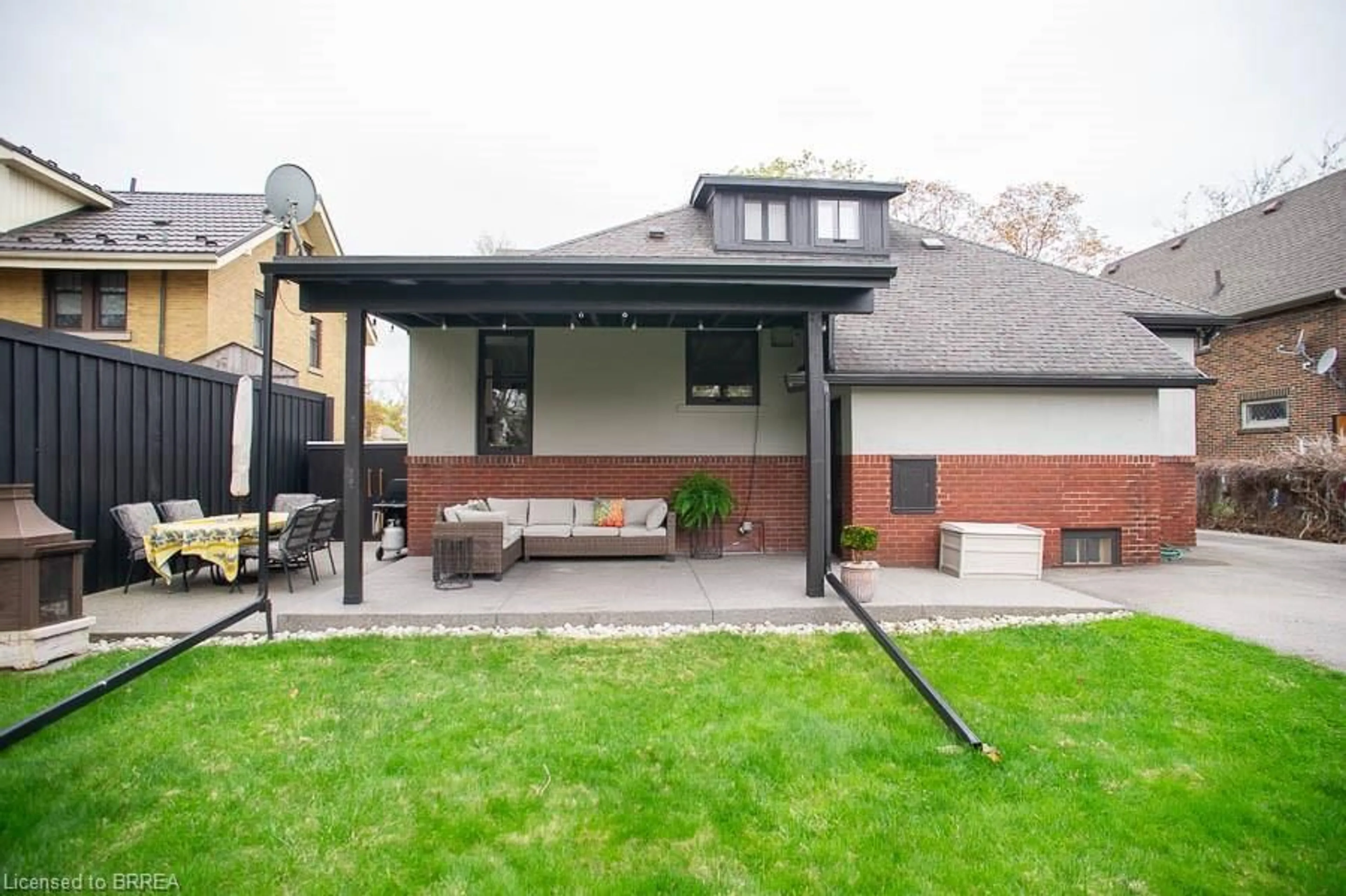 Patio, street for 215 Grand River St, Paris Ontario N3L 2N4