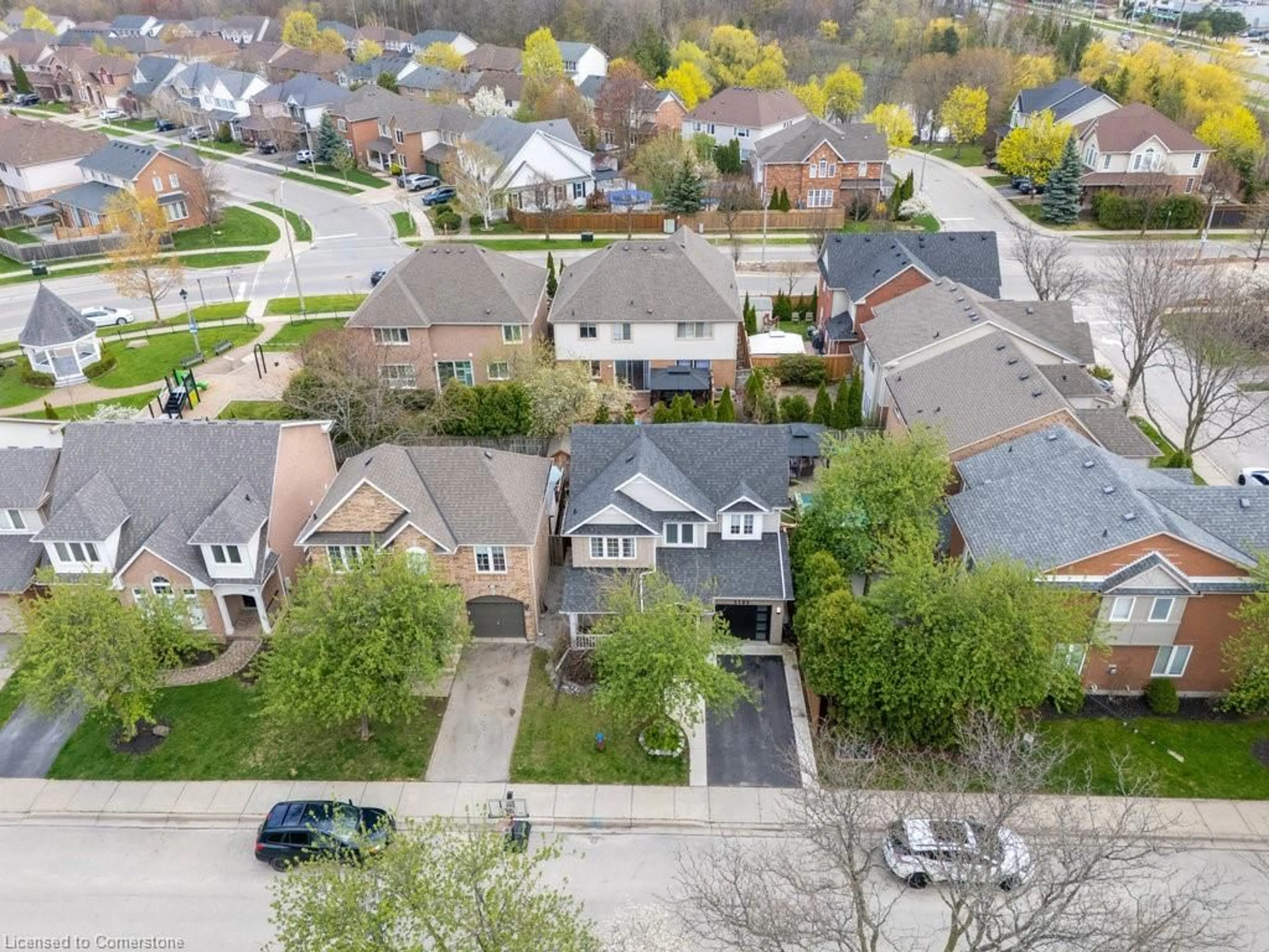 A pic from outside/outdoor area/front of a property/back of a property/a pic from drone, street for 2183 Birchleaf Lane, Burlington Ontario L7L 6G8