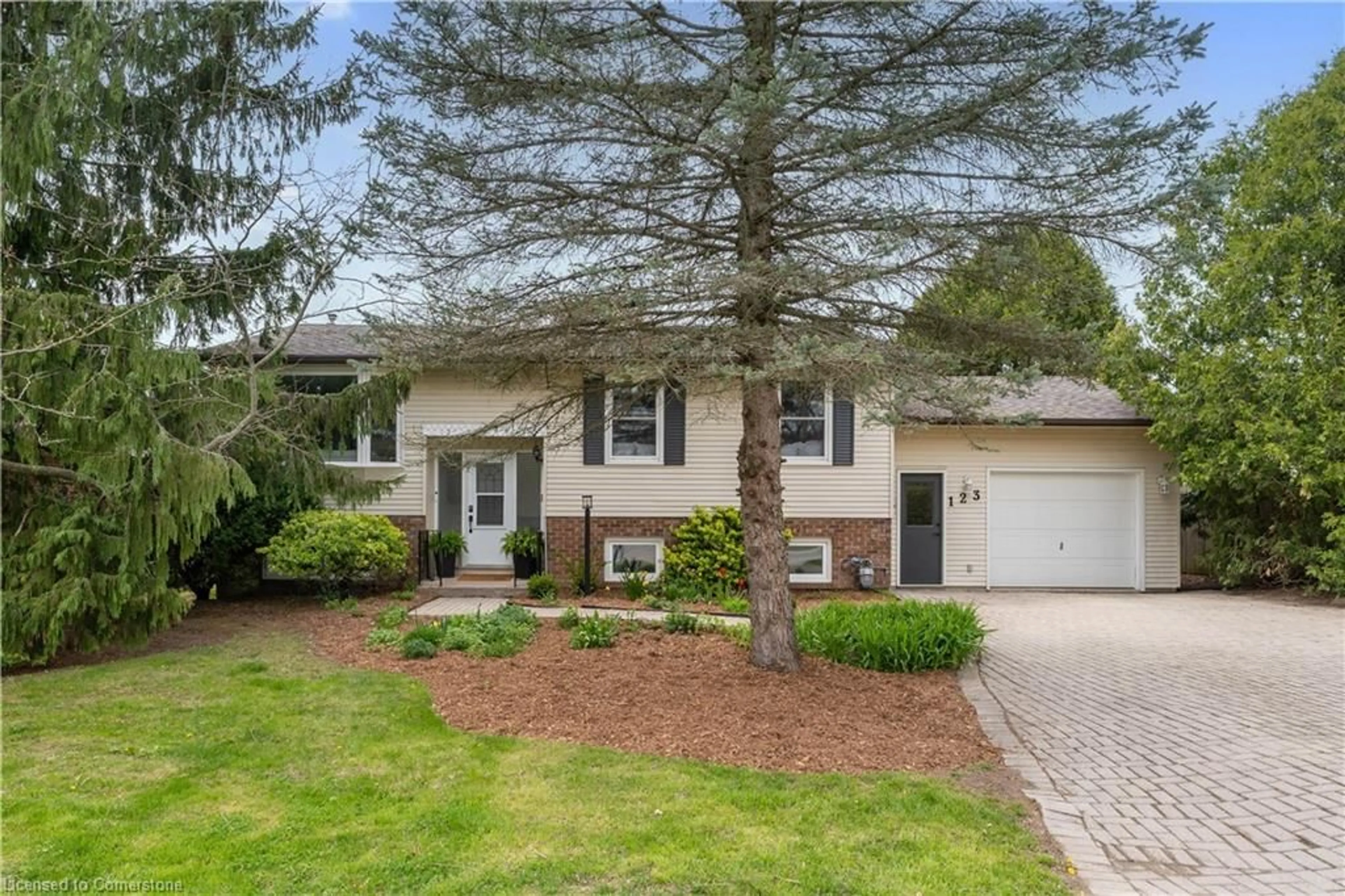 Home with vinyl exterior material, street for 123 Wade Rd, Smithville Ontario L0R 2A0