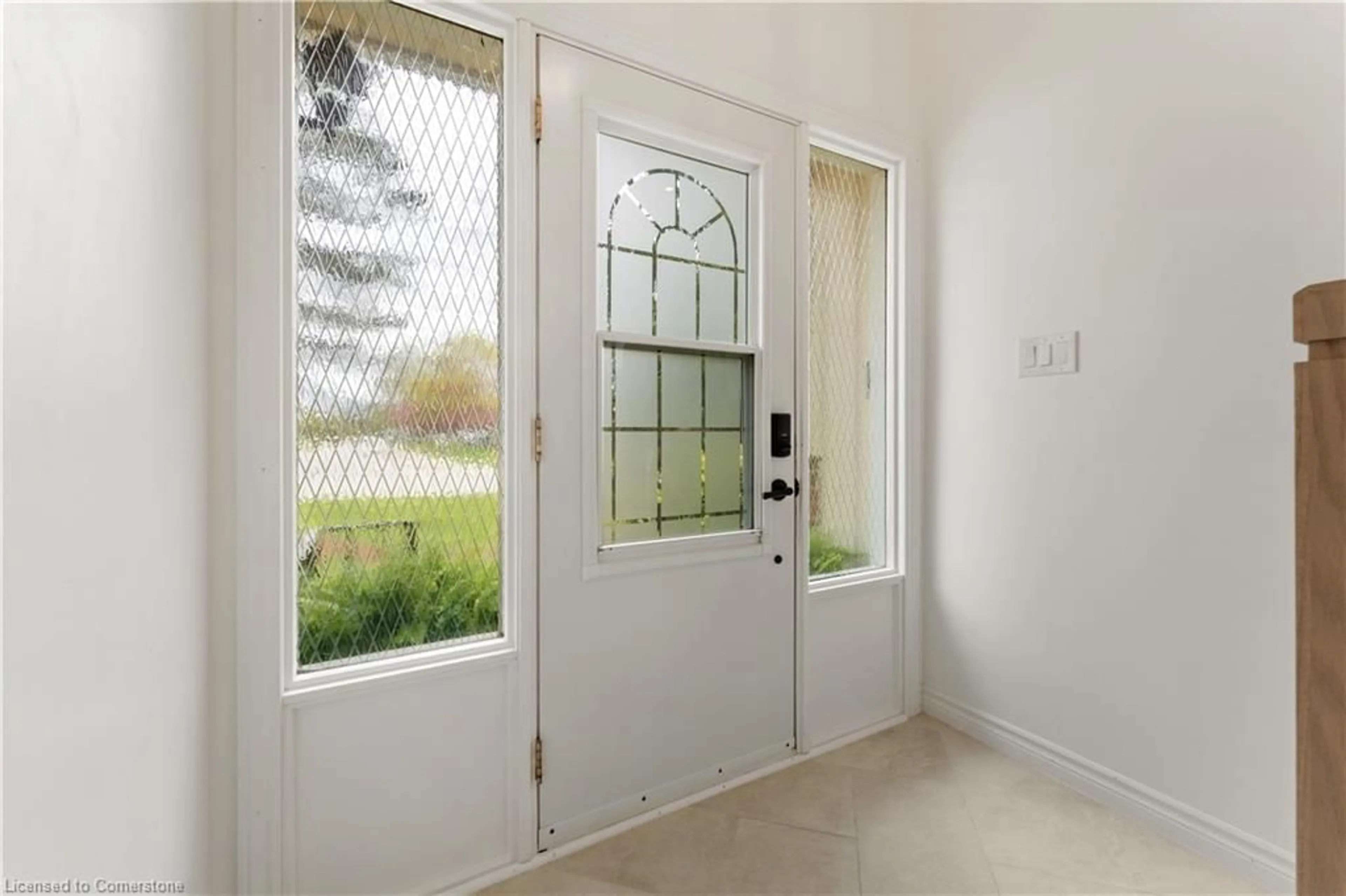 Indoor entryway for 123 Wade Rd, Smithville Ontario L0R 2A0