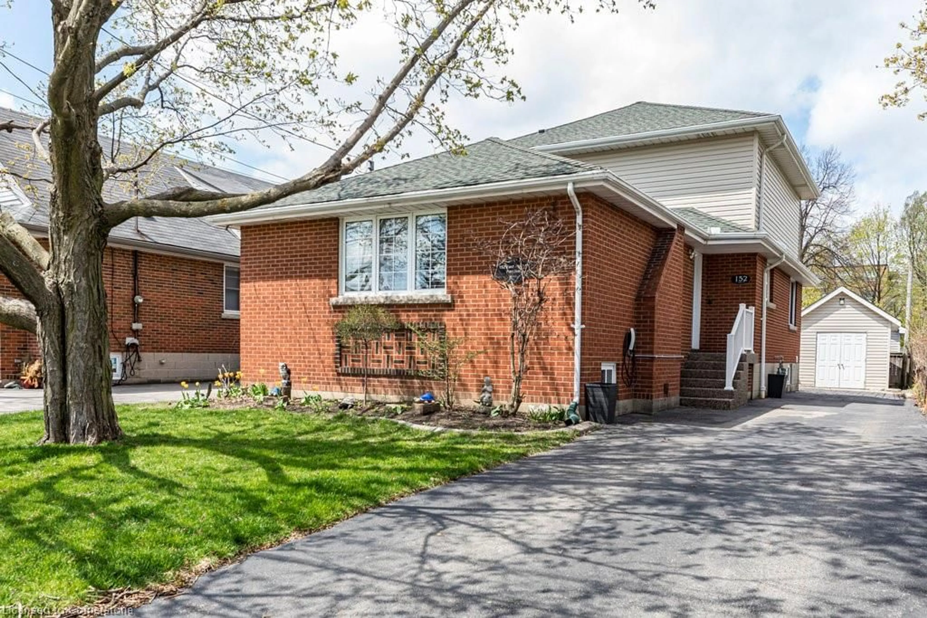 Home with brick exterior material, street for 152 East 42nd St, Hamilton Ontario L8T 3A5
