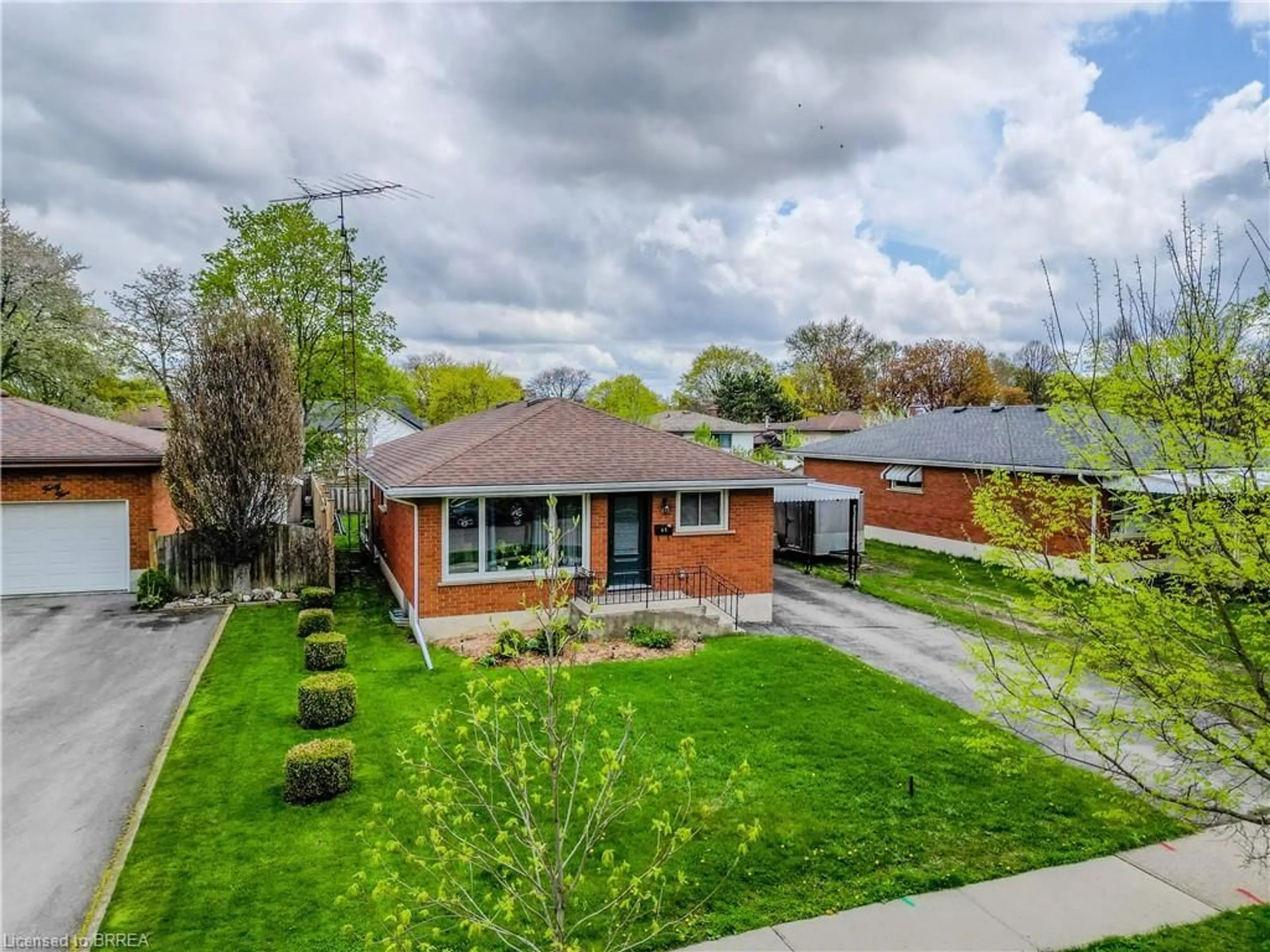 A pic from outside/outdoor area/front of a property/back of a property/a pic from drone, street for 43 Linden Ave, Brantford Ontario N3S 7E4