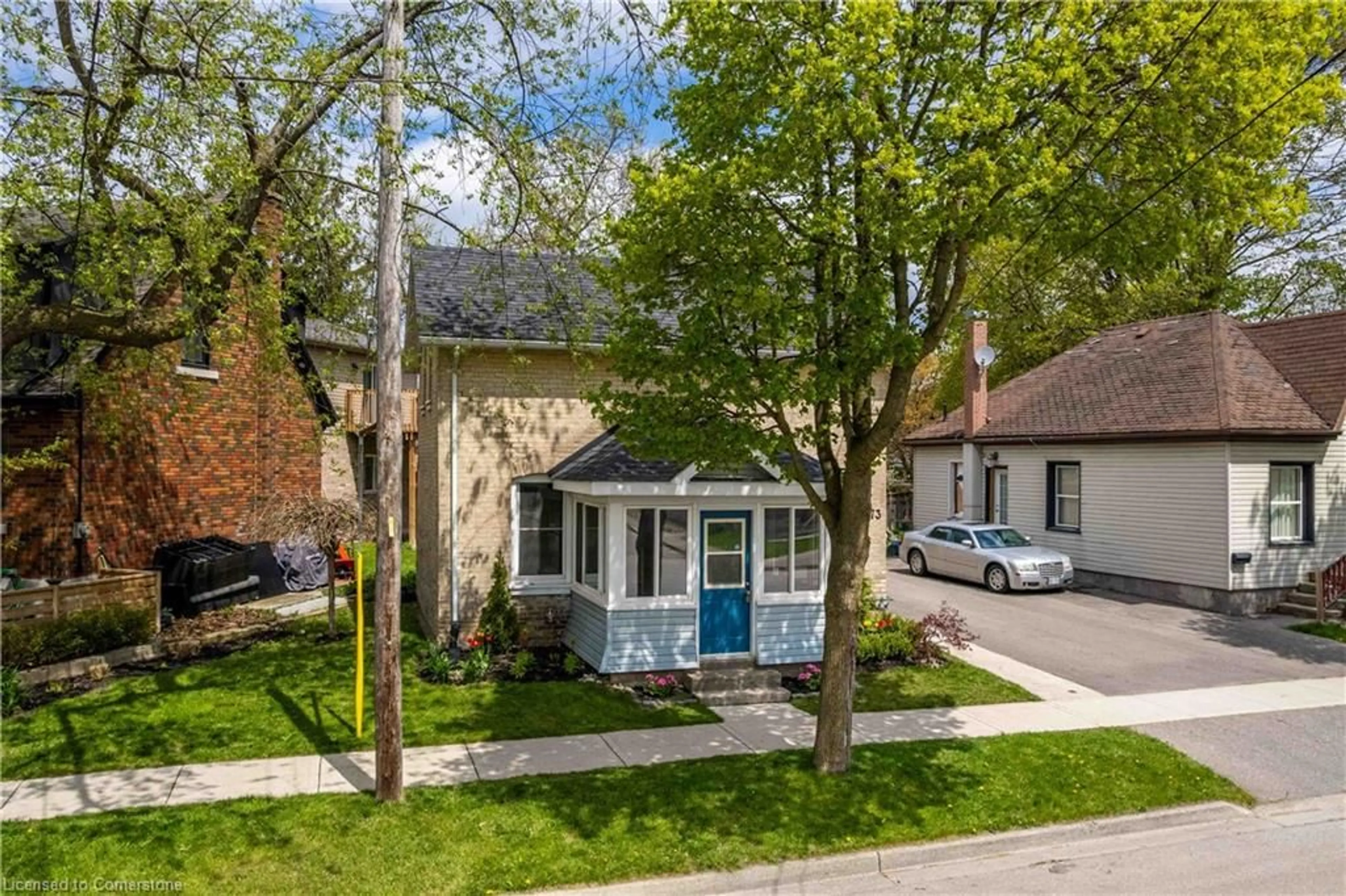 A pic from outside/outdoor area/front of a property/back of a property/a pic from drone, street for 173 Grand River Ave, Brantford Ontario N3T 4X7