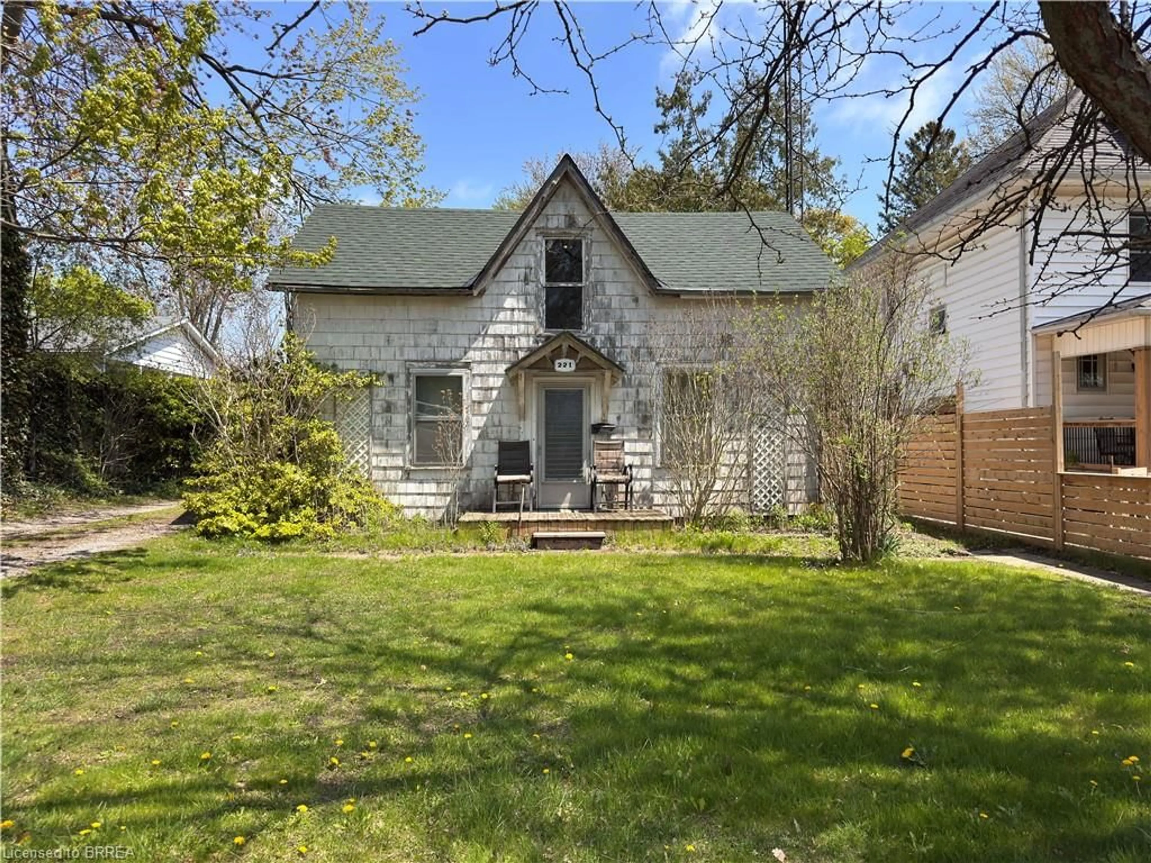 A pic from outside/outdoor area/front of a property/back of a property/a pic from drone, street for 221 Norfolk St, Simcoe Ontario N3Y 3N9