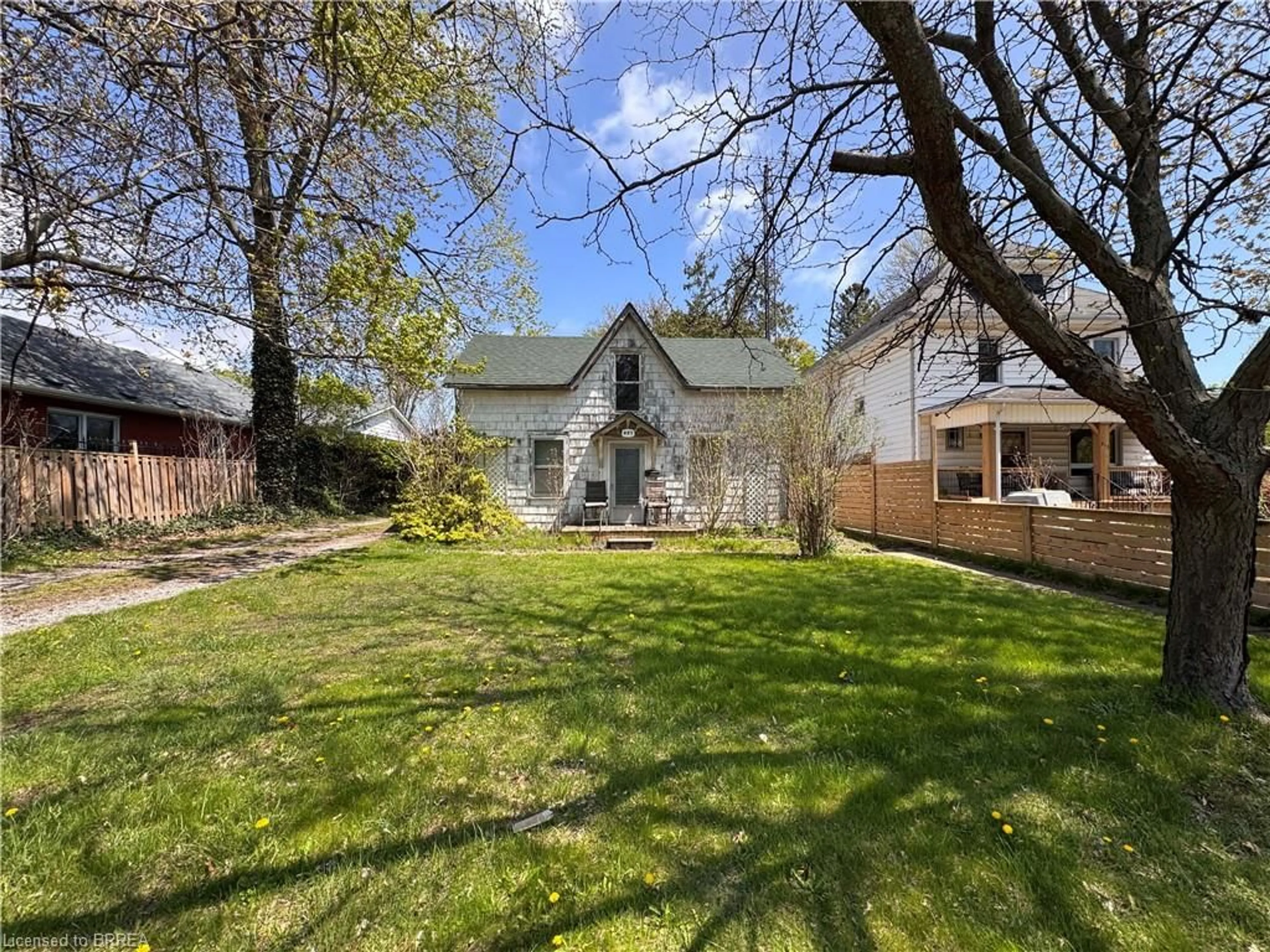 A pic from outside/outdoor area/front of a property/back of a property/a pic from drone, street for 221 Norfolk St, Simcoe Ontario N3Y 3N9