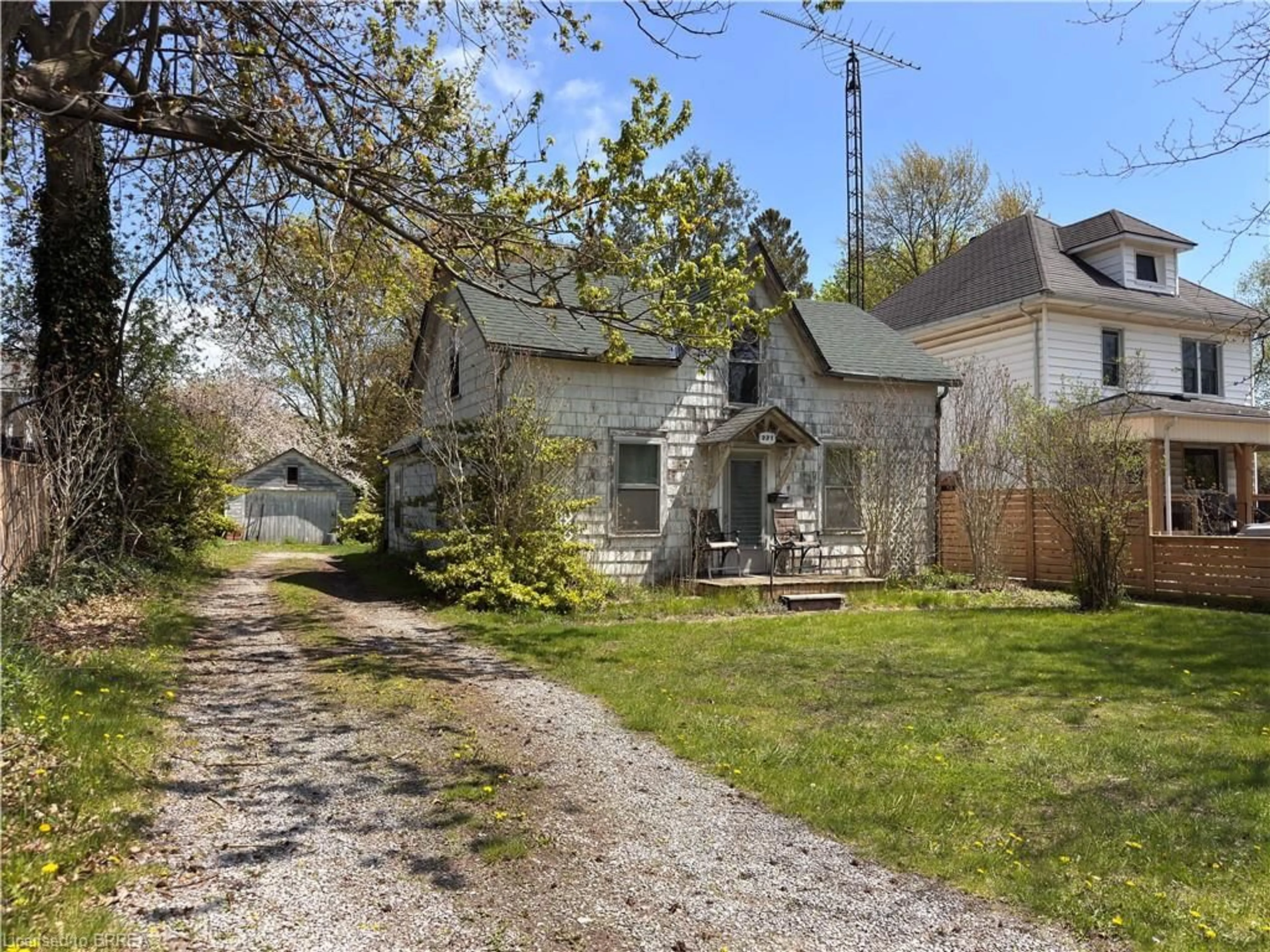 A pic from outside/outdoor area/front of a property/back of a property/a pic from drone, street for 221 Norfolk St, Simcoe Ontario N3Y 3N9