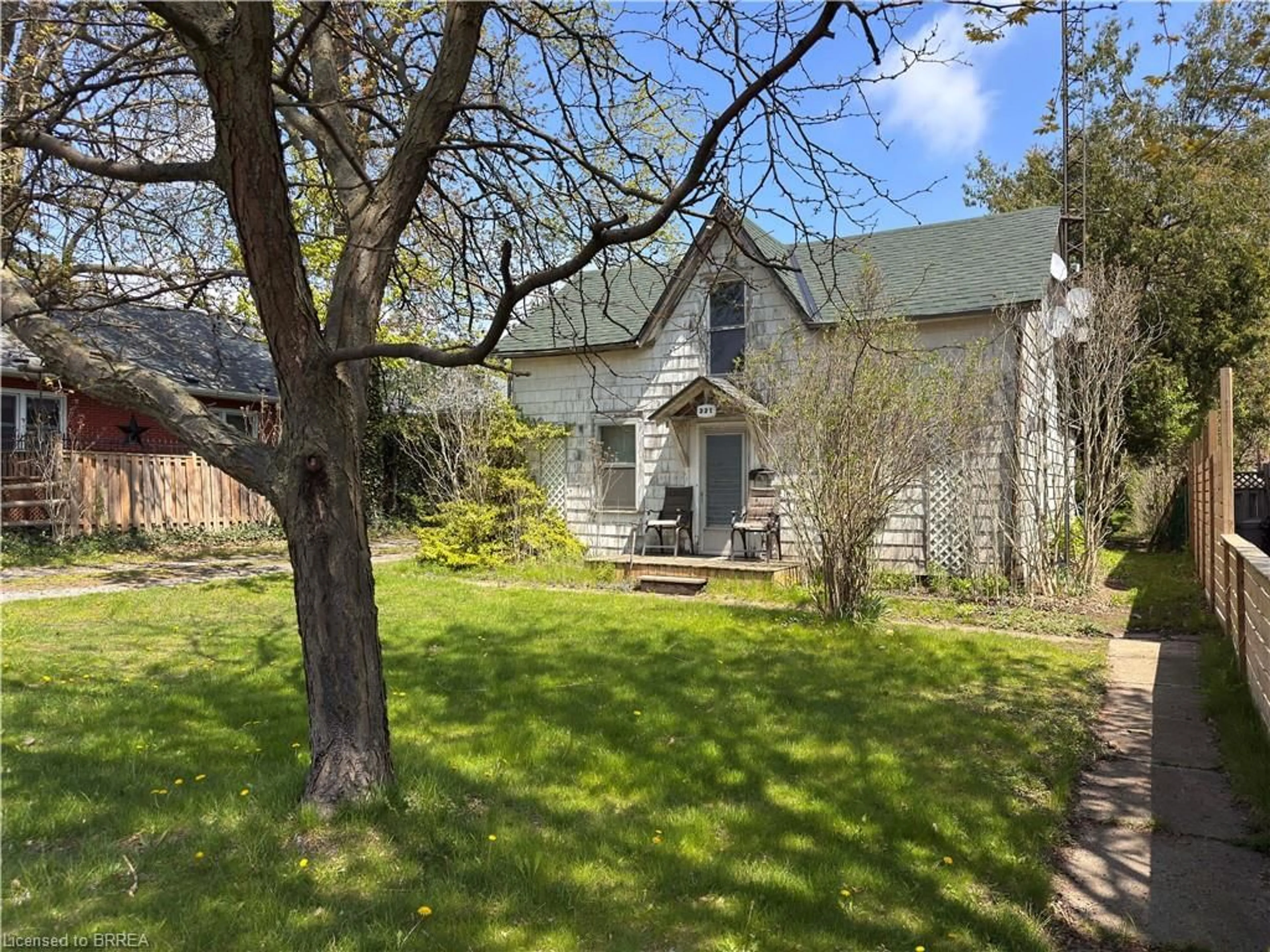 A pic from outside/outdoor area/front of a property/back of a property/a pic from drone, street for 221 Norfolk St, Simcoe Ontario N3Y 3N9