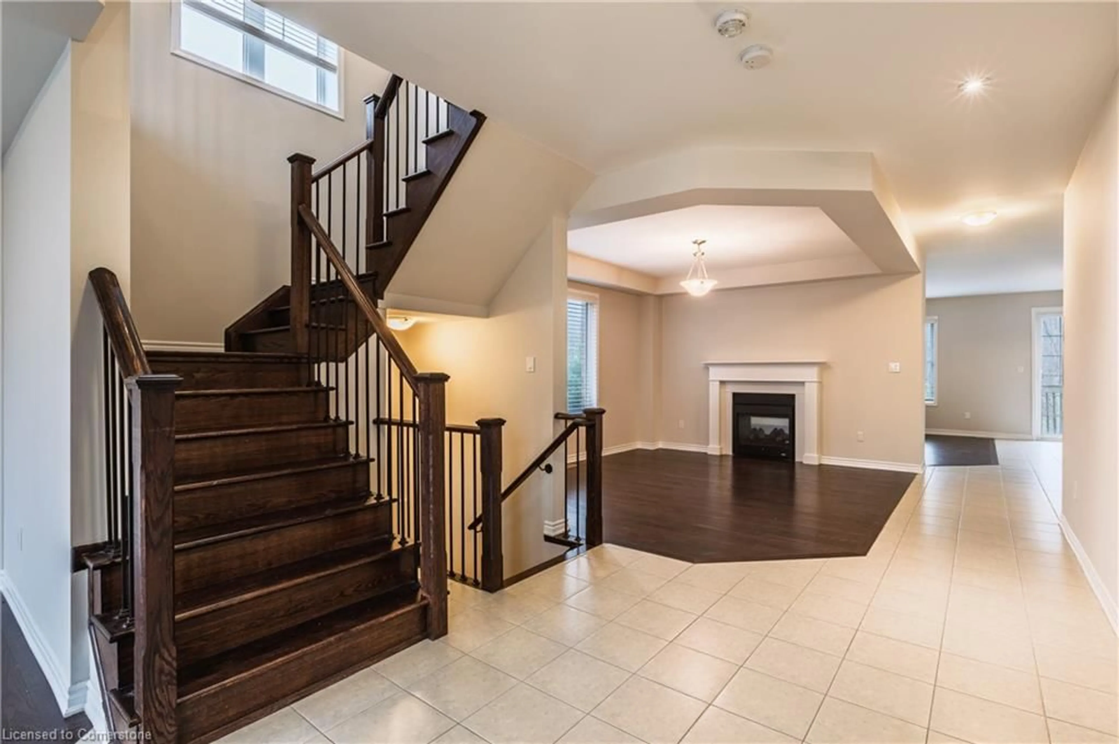 Indoor foyer for 260 Shady Glen Cres, Kitchener Ontario N2R 0J8