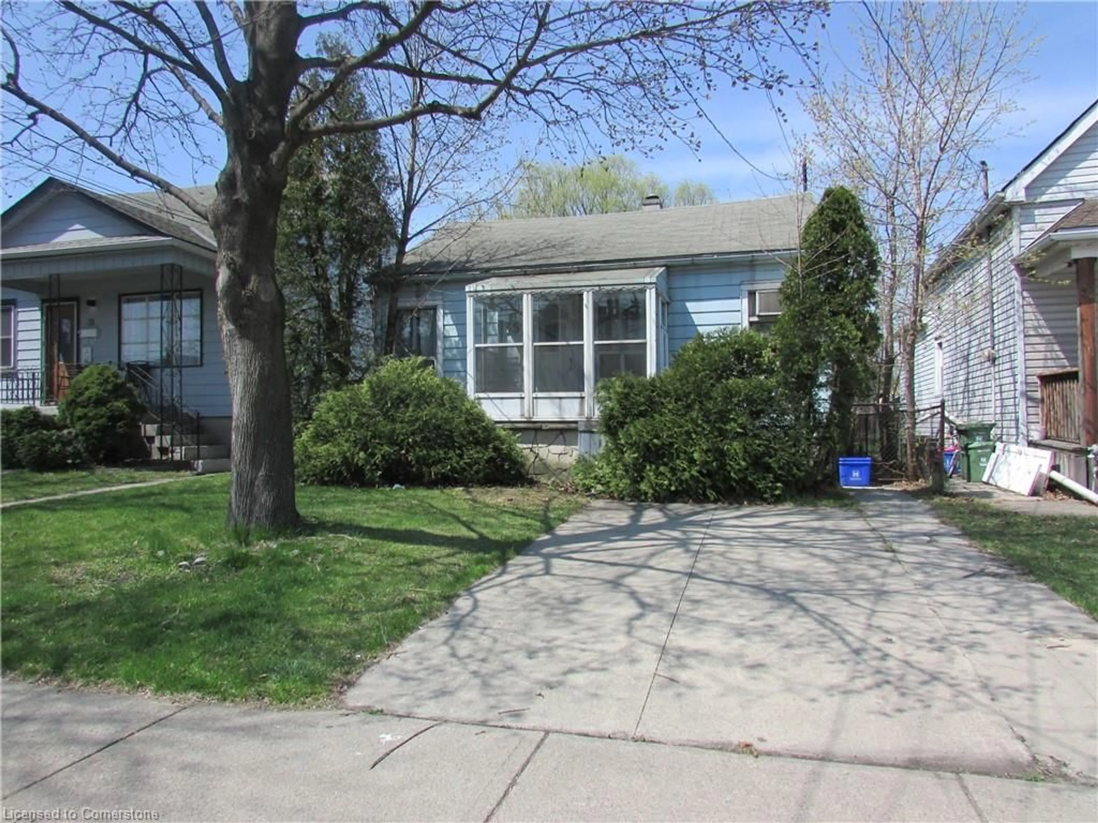 Home with vinyl exterior material, street for 35 Stapleton Ave, Hamilton Ontario L8H 3N4