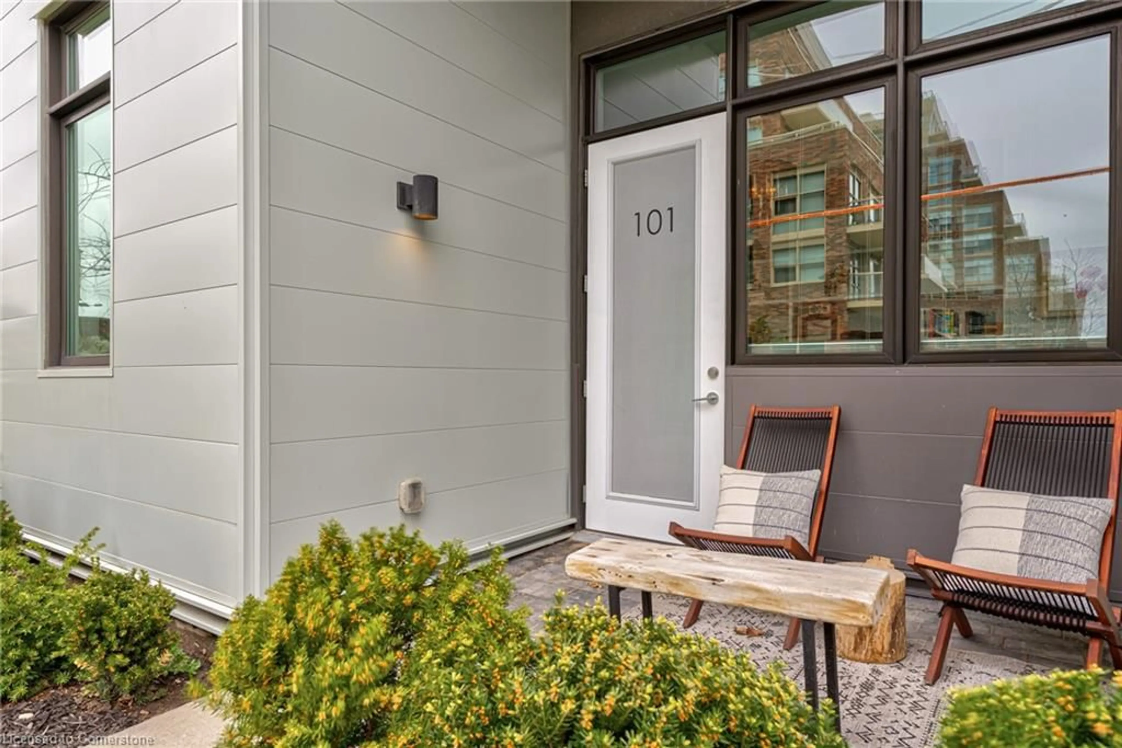 Indoor entryway for 385 Osler Street St #1, Toronto Ontario M6N 0B2