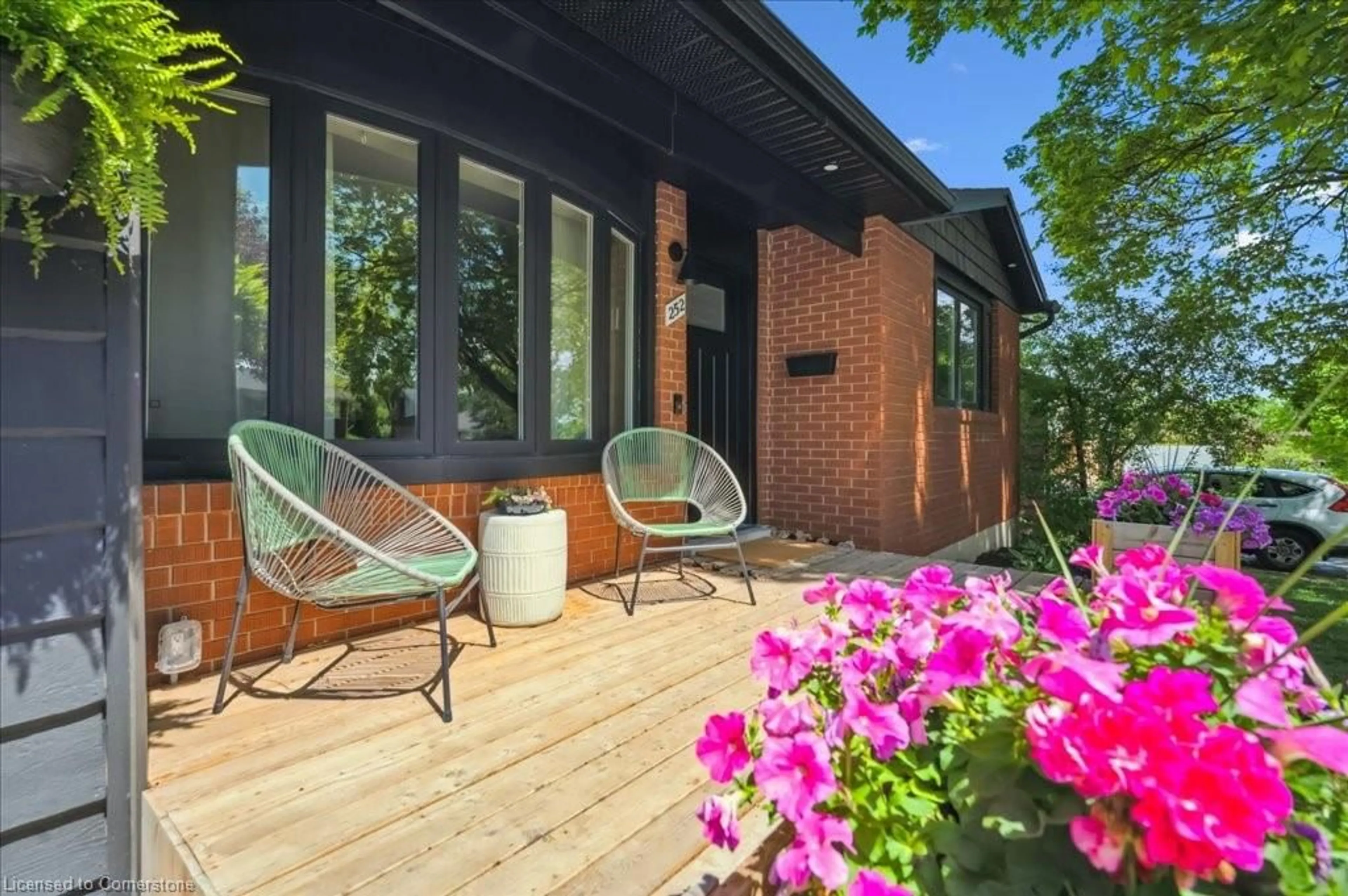 Patio, street for 252 Thorncrest Dr, Waterloo Ontario N2L 4L1