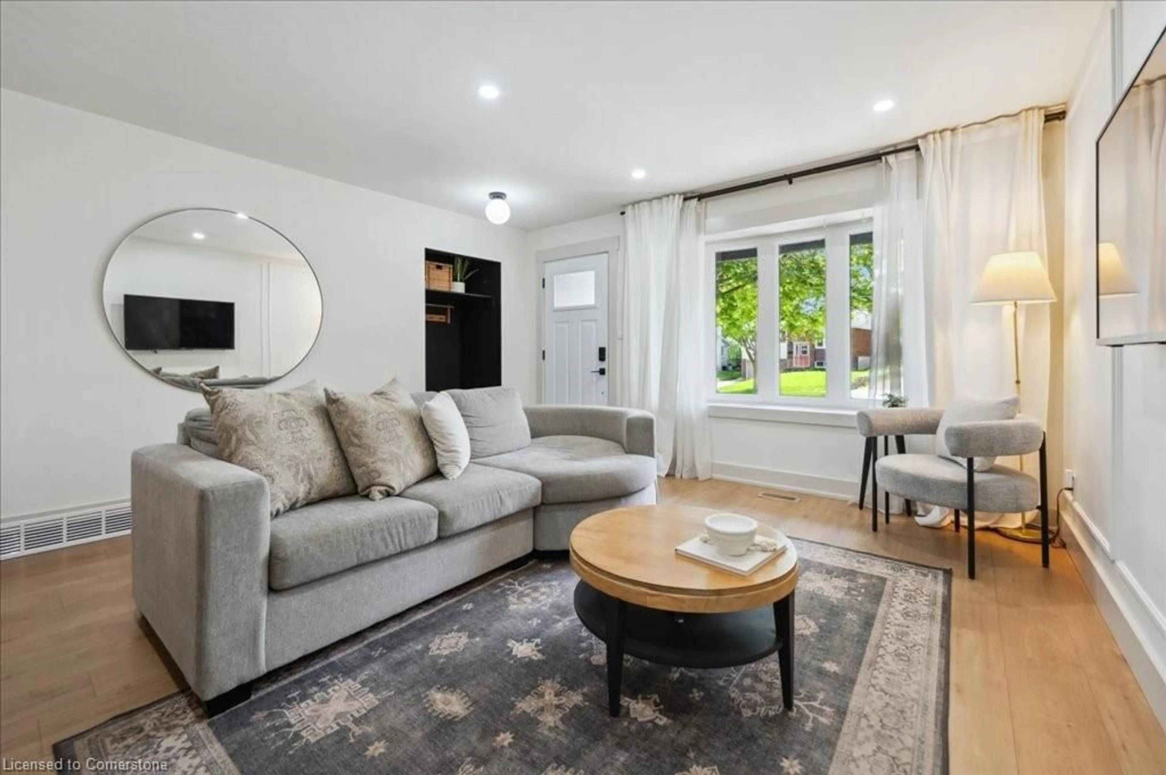 Living room with furniture, unknown for 252 Thorncrest Dr, Waterloo Ontario N2L 4L1