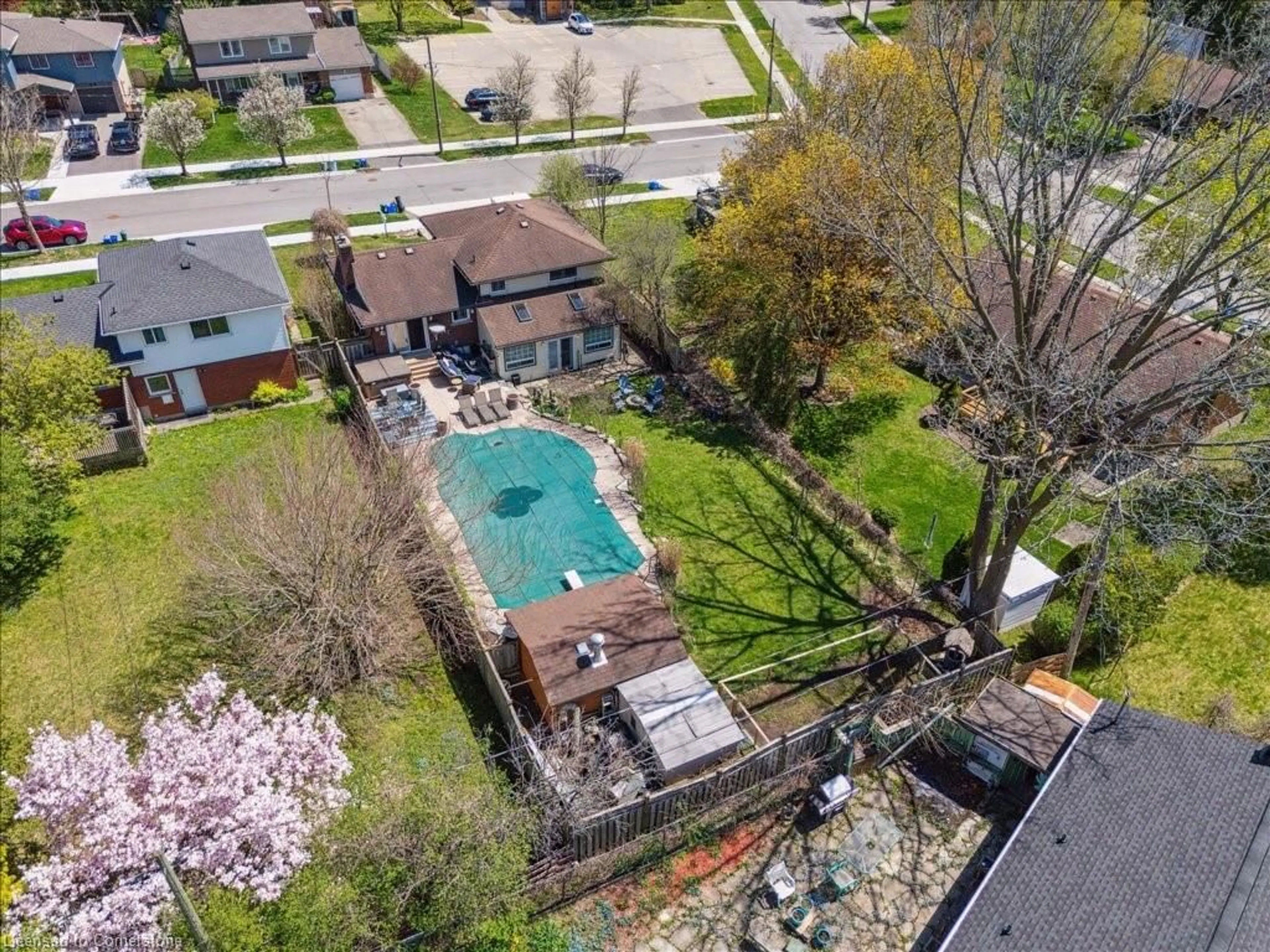 A pic from outside/outdoor area/front of a property/back of a property/a pic from drone, water/lake/river/ocean view for 254 Quickfall Dr, Waterloo Ontario N2J 3S9