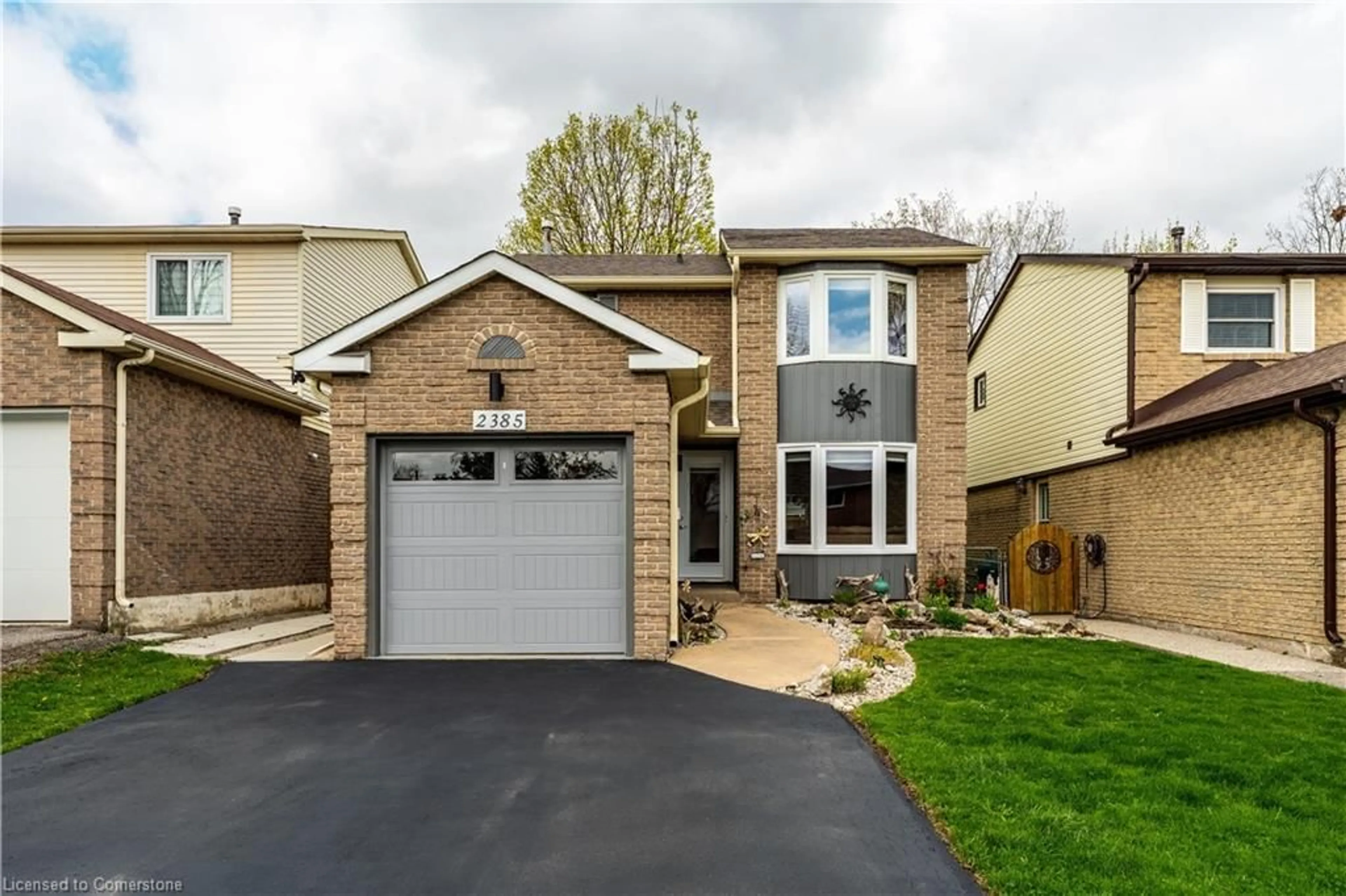Home with brick exterior material, street for 2385 Cotswold Cres, Burlington Ontario L7P 4M3