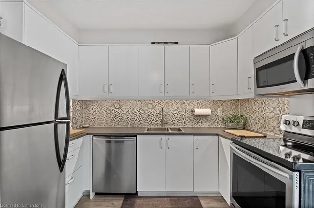 Additional property image - 2385 Cotswold Cres