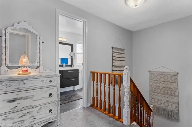 Additional property image - 2385 Cotswold Cres
