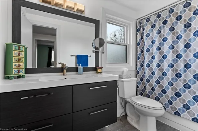 Additional property image - 2385 Cotswold Cres