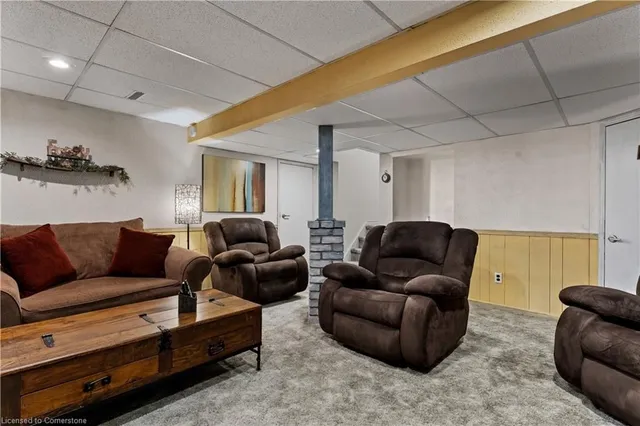 Additional property image - 2385 Cotswold Cres
