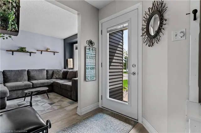 Additional property image - 2385 Cotswold Cres