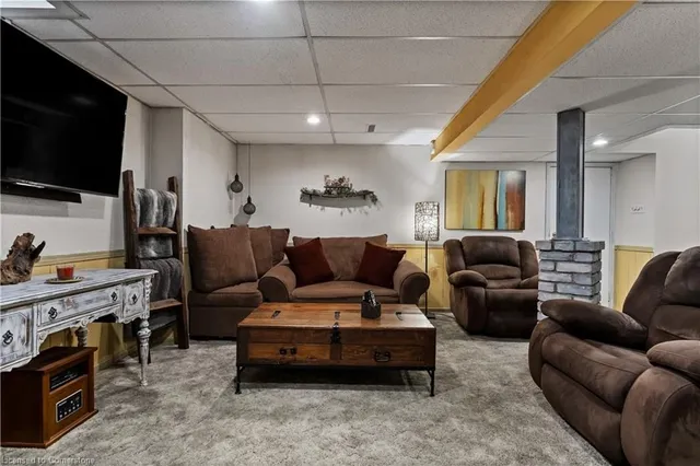 Additional property image - 2385 Cotswold Cres